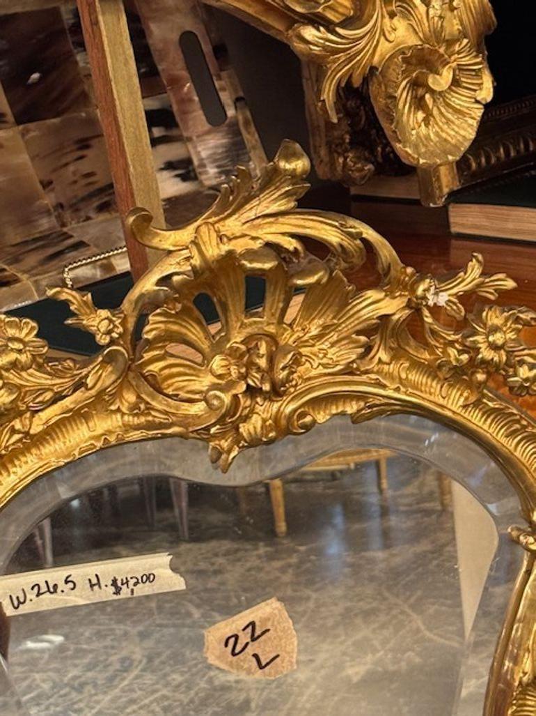 Bois doré Miroir en bois doré de style Louis XV du XIXe siècle en vente