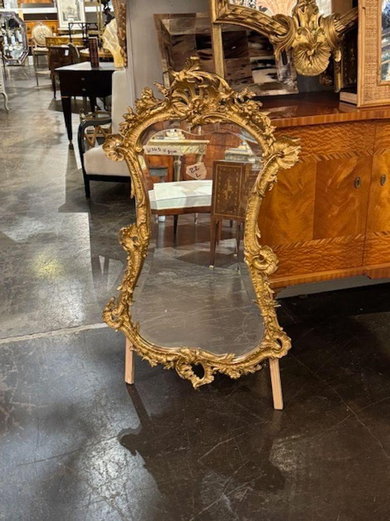 Miroir en bois doré de style Louis XV du XIXe siècle en vente 3