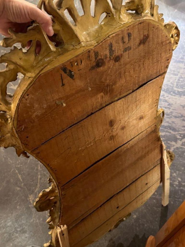 Miroir en bois doré de style Louis XV du XIXe siècle en vente 4