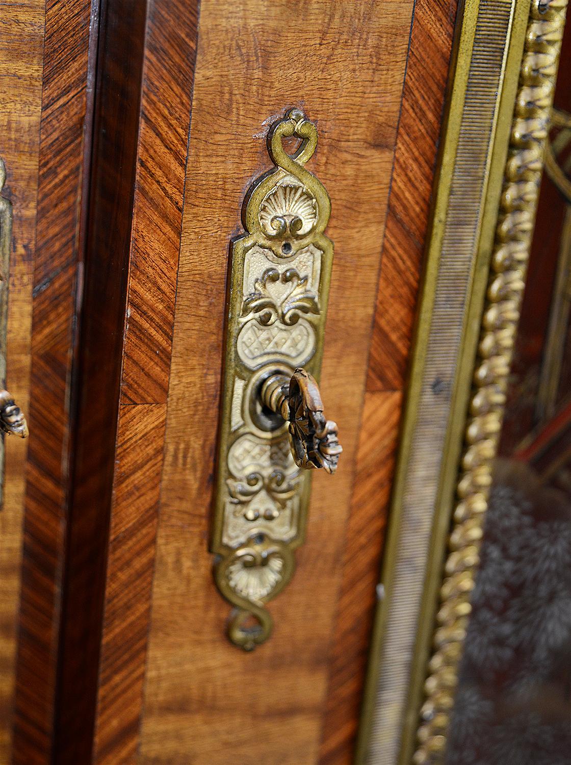 Acajou Meuble de rangement d'appoint en laque japonaise de style Louis XV du 19ème siècle par Beauderley en vente