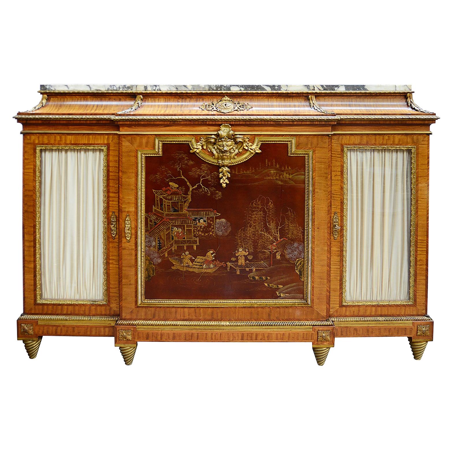 Armadietto laterale in stile Luigi XV francese della fine del XIX secolo, di ottima qualità. Ha il piano originale in marmo Brèche Violette, porte vetrate su entrambi i lati che si aprono per rivelare i ripiani all'interno. La porta centrale
