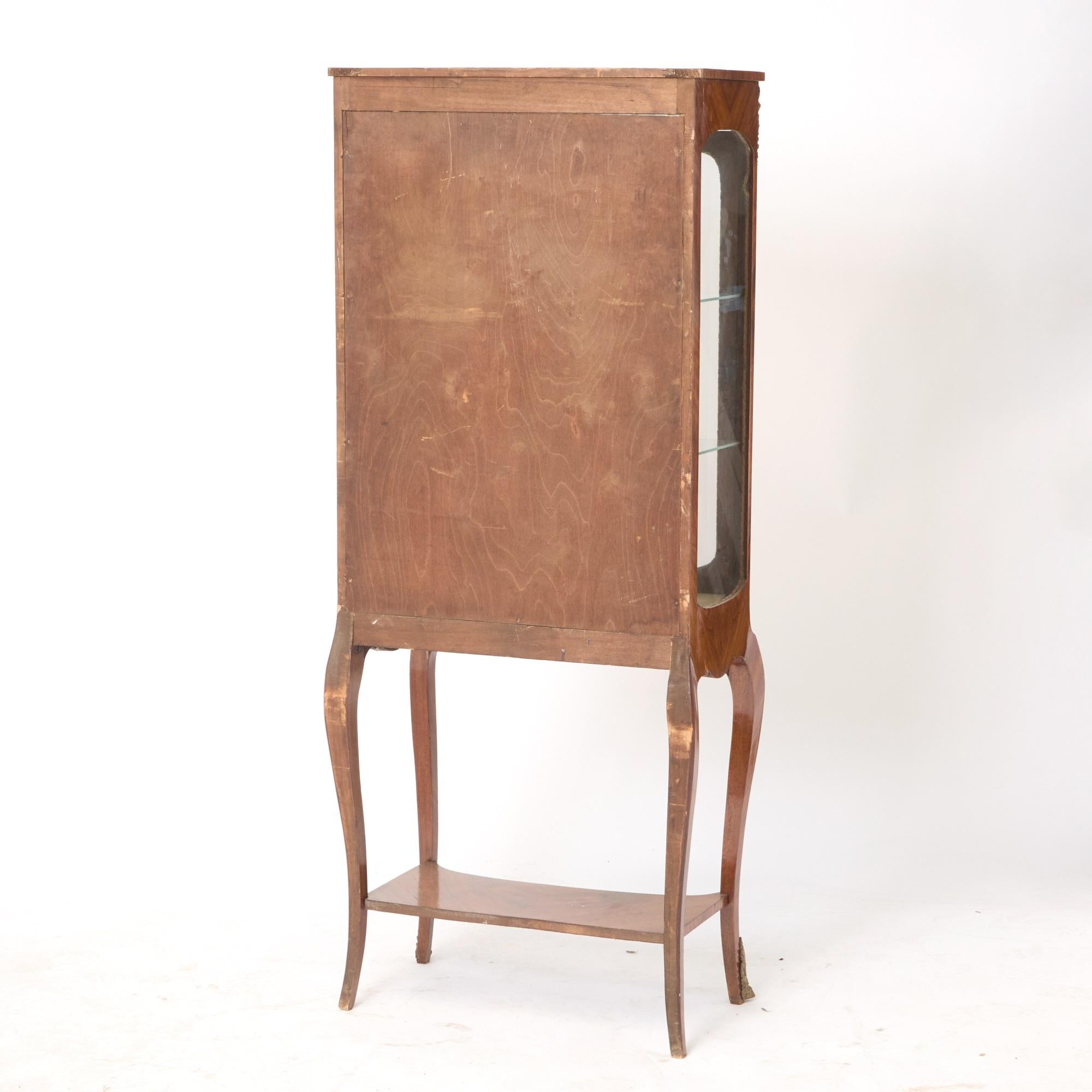 Vitrina in legno di Re del XIX secolo in stile Luigi XV / Supporti in bronzo / Targa in porcellana in vendita 3