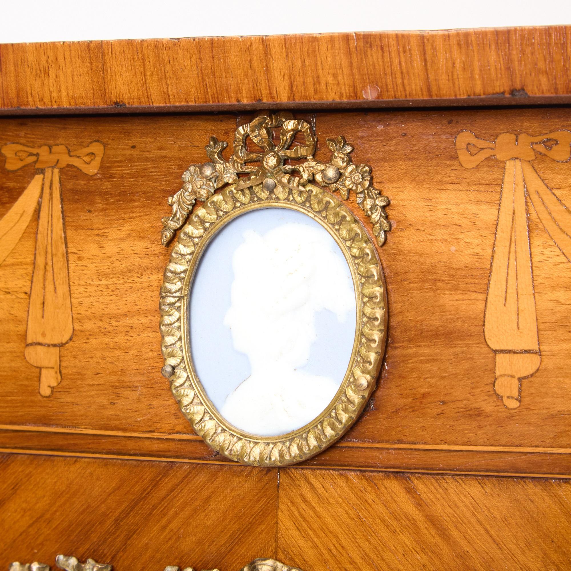 Francese Vitrina in legno di Re del XIX secolo in stile Luigi XV / Supporti in bronzo / Targa in porcellana in vendita