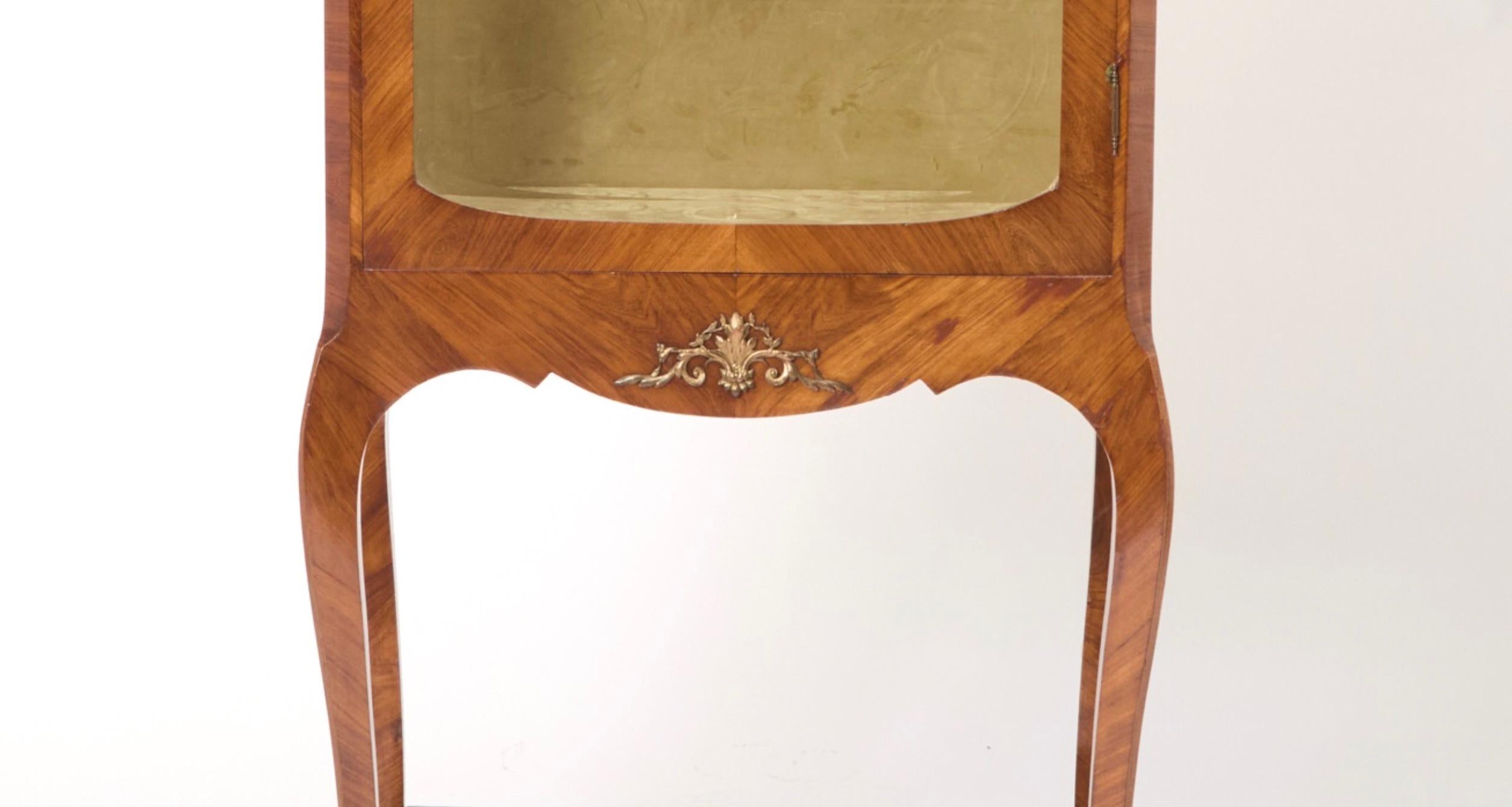 Vitrina in legno di Re del XIX secolo in stile Luigi XV / Supporti in bronzo / Targa in porcellana in vendita 1