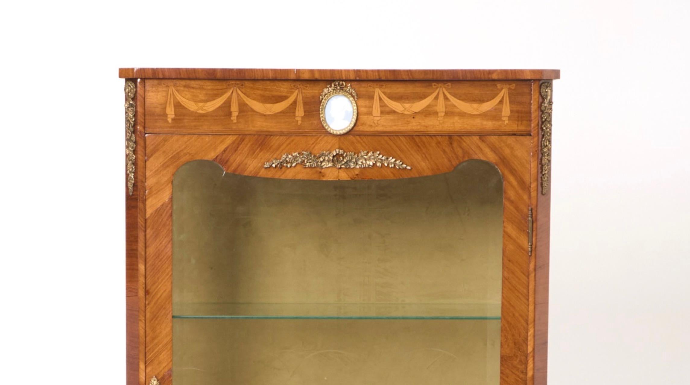 Vitrina in legno di Re del XIX secolo in stile Luigi XV / Supporti in bronzo / Targa in porcellana in vendita 2