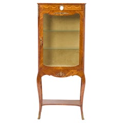 19. Jahrhundert Louis XV Stil Veilchenholz Vitrine / Bronzebeschläge / Porzellanplakette