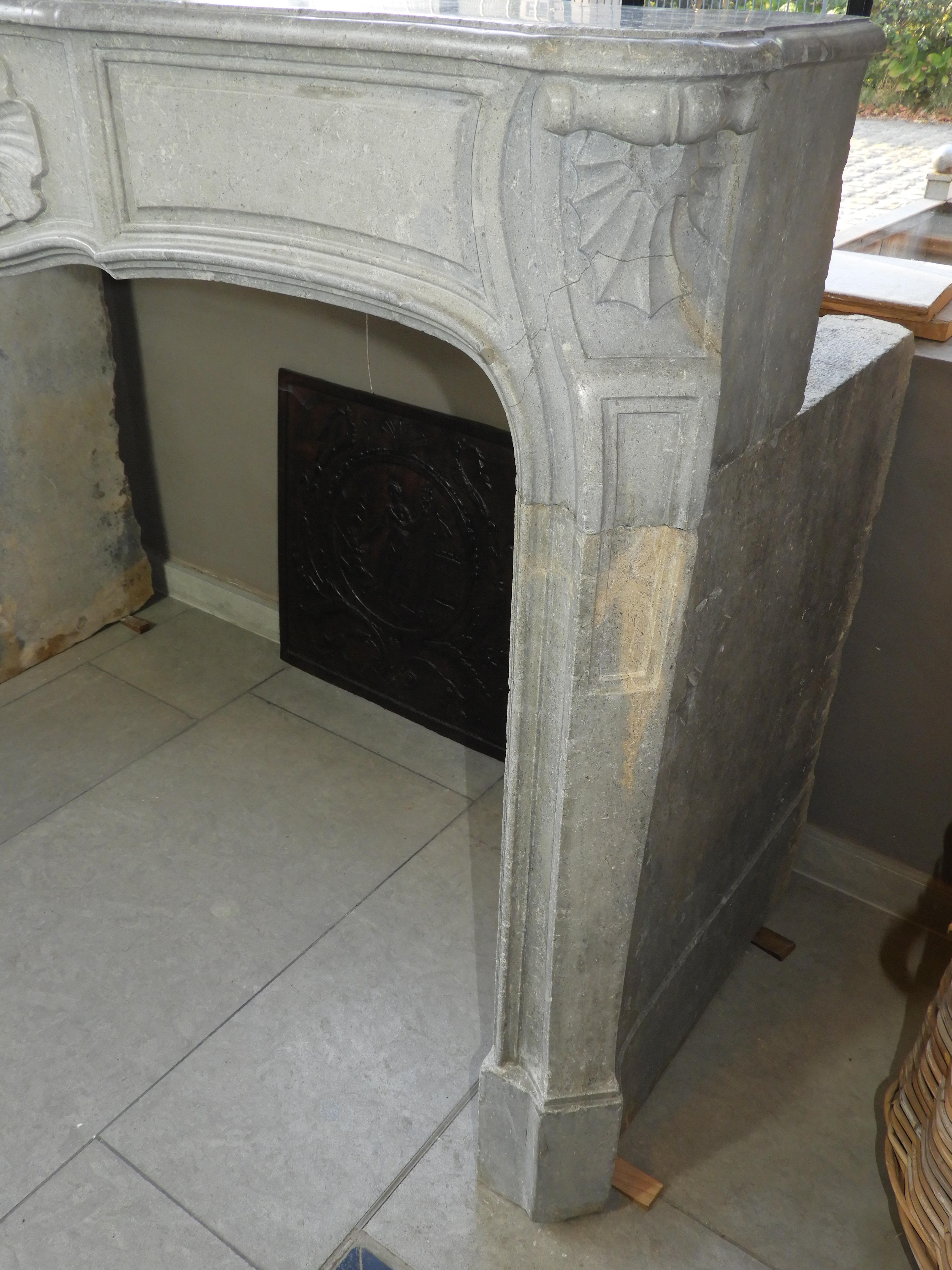 19th Century Louis XV Style Louis 15th Fireplace in Grey French Limestone In Good Condition For Sale In Zedelgem, BE