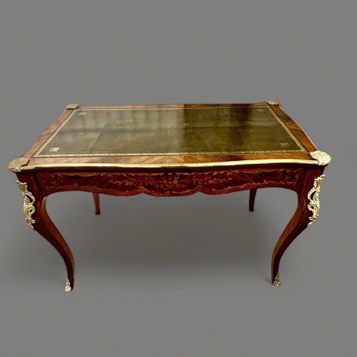 19th Century Louis XV-Style Marquetry Desk with Gilt Bronze Accents In Good Condition For Sale In NICE, FR