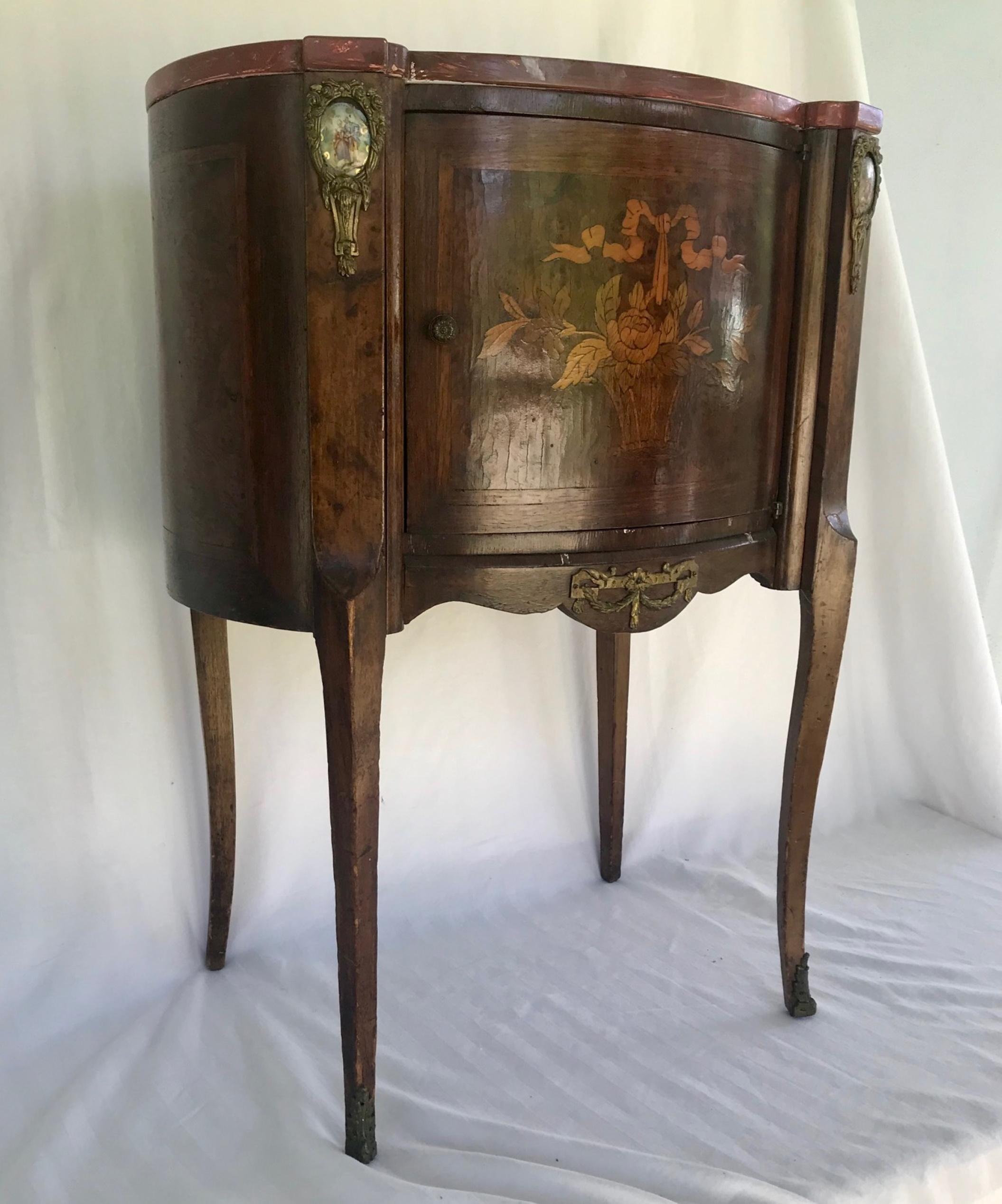 19th century Louis XV style rosewood marquetry bronze ormolu side table nightstand

Beautiful Louis XV style bedside table with serpentine front door in fine rosewood veneer and flower marquetry. Slender and graceful cabriole legs are fitted with