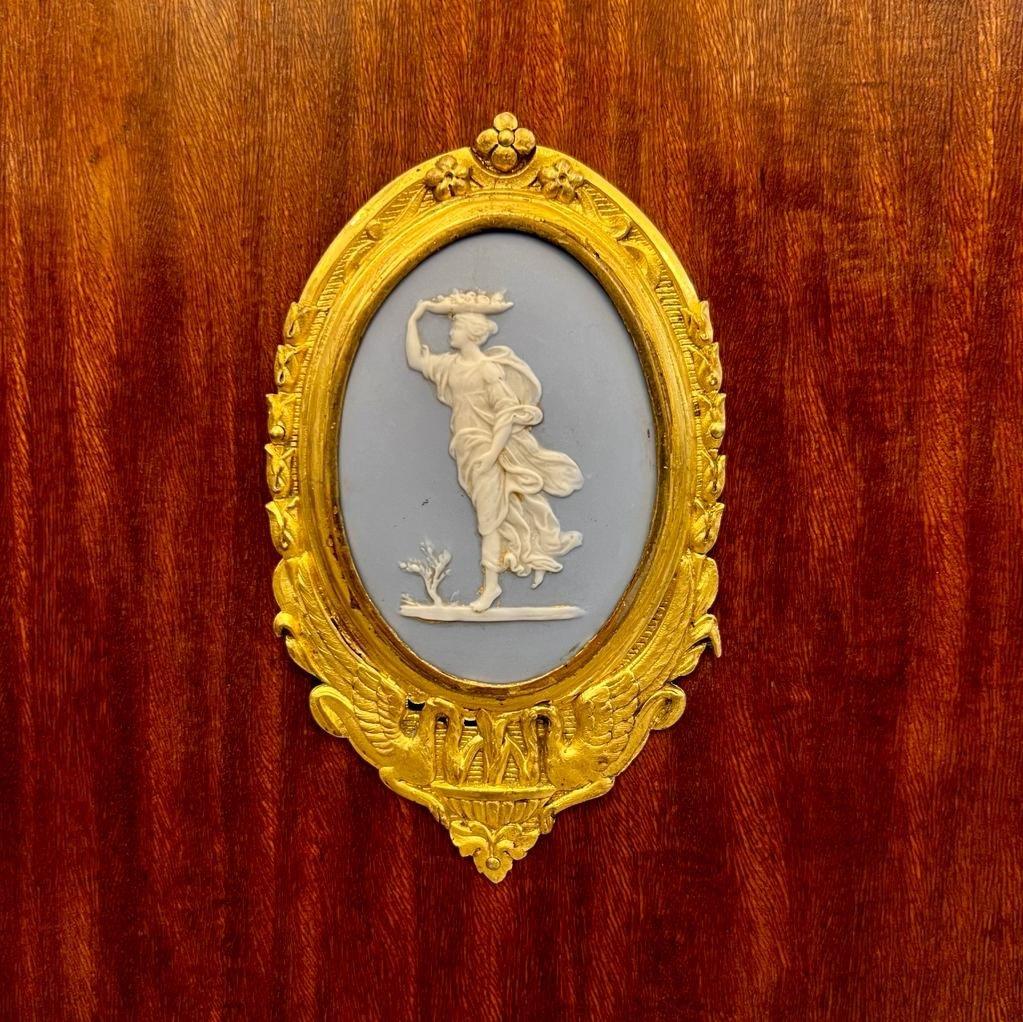 Marbre de Brescia Buffet de style Louis XV du 19ème siècle avec une plaque de Wedgwood en vente