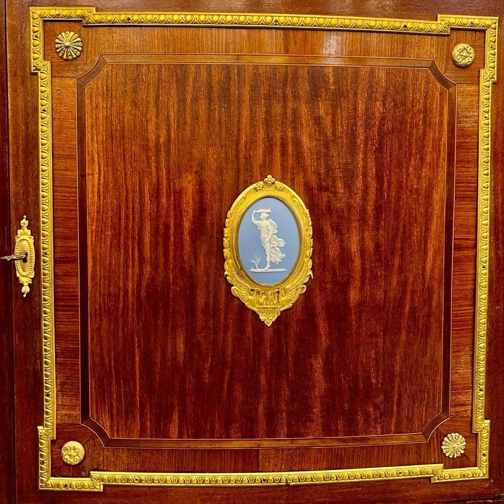 Buffet de style Louis XV du 19ème siècle avec une plaque de Wedgwood en vente 1