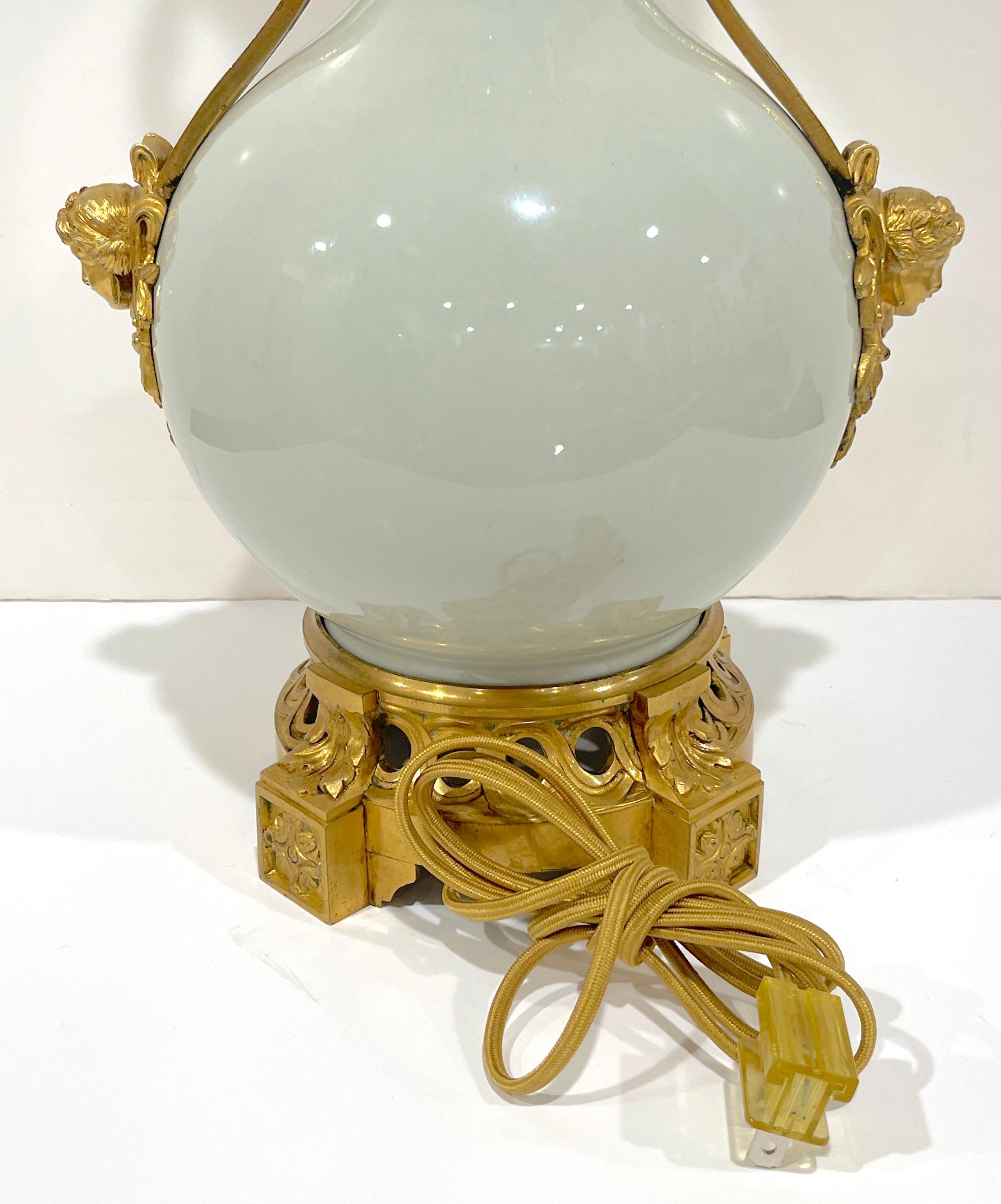 Lampe en porcelaine céladon montée sur bronze doré, style Louis XV, 19e siècle en vente 4