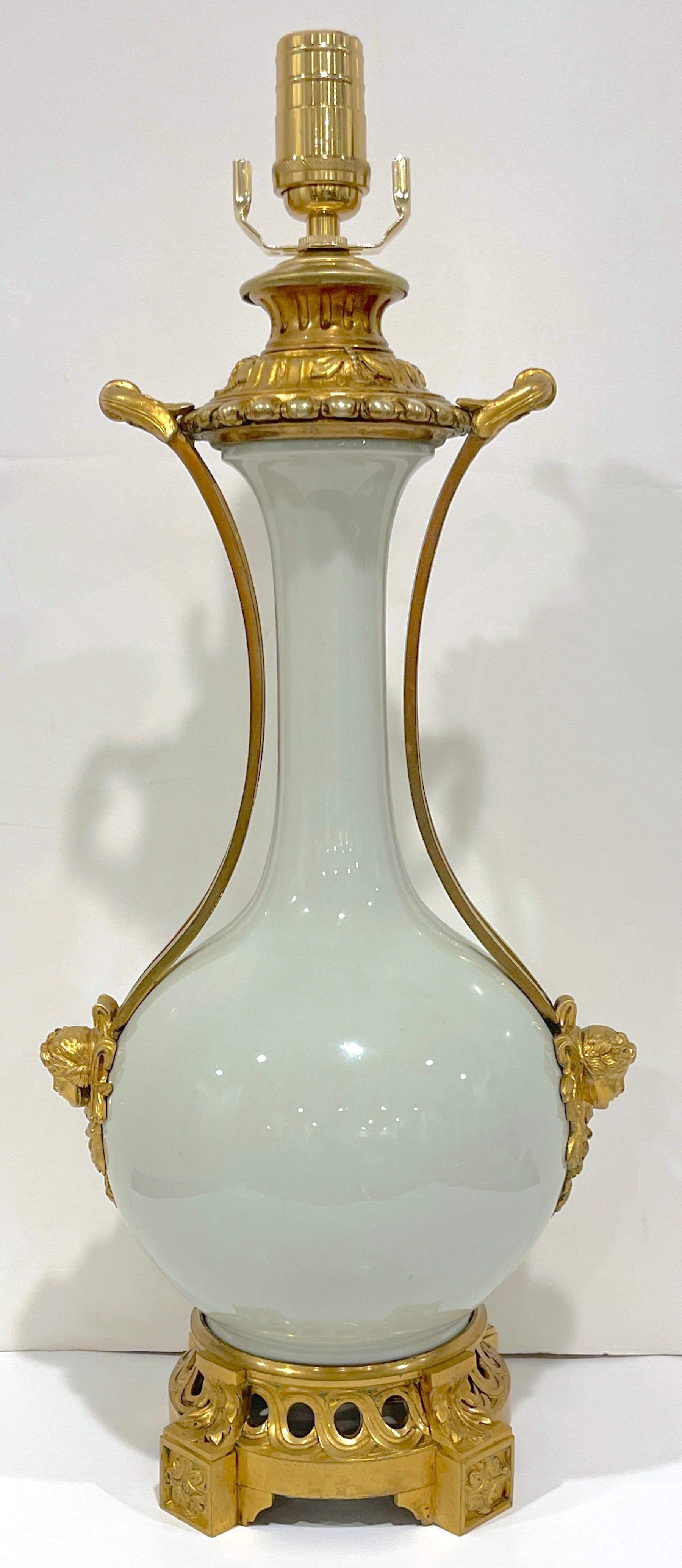 Lampe en porcelaine céladon montée sur bronze doré, style Louis XV, 19e siècle
France, vers les années 1860, aujourd'hui électrifiée, nouvellement câblée.

Cette lampe française de style Louis XV en porcelaine céladon montée en bronze doré, datant