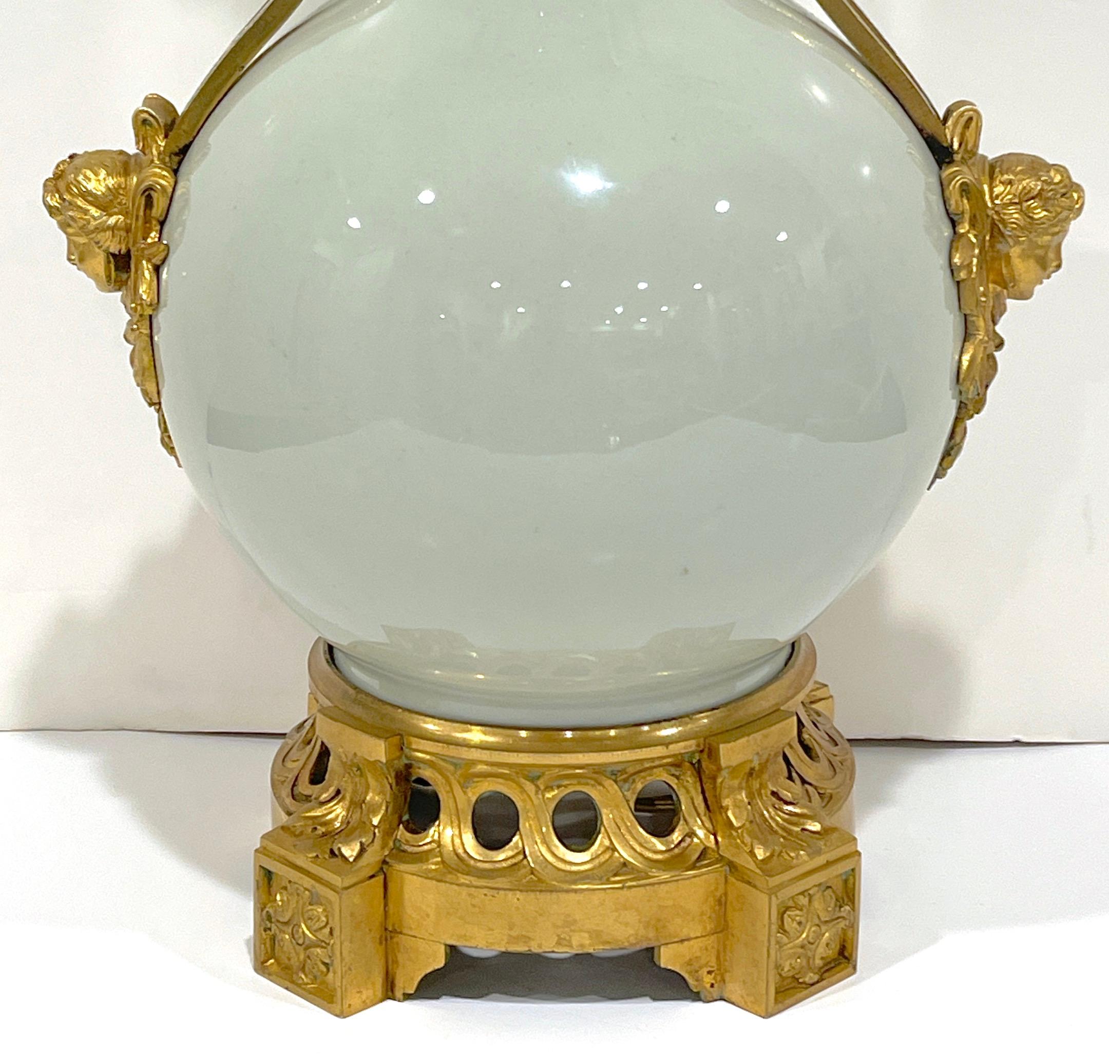 Français Lampe en porcelaine céladon montée sur bronze doré, style Louis XV, 19e siècle en vente
