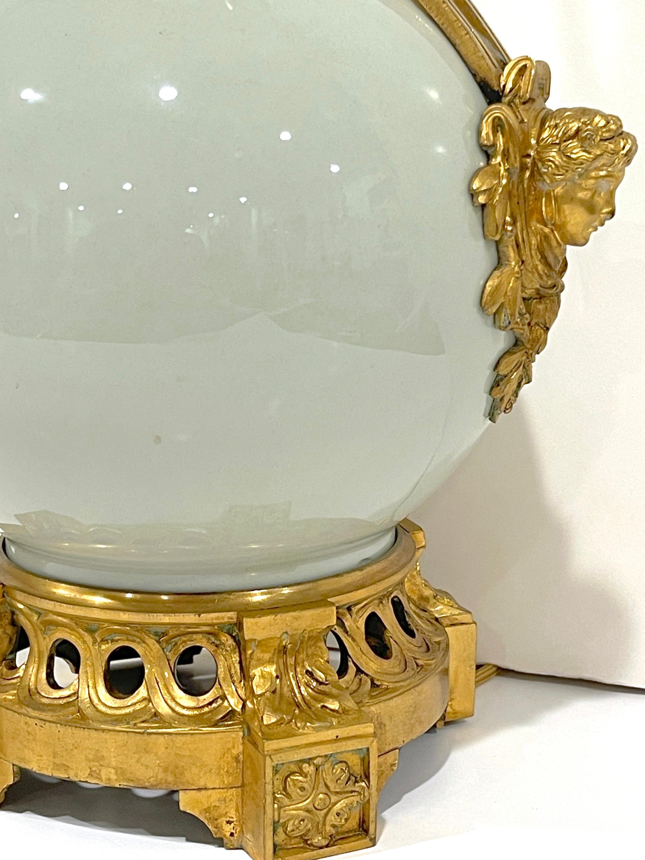 Moulage Lampe en porcelaine céladon montée sur bronze doré, style Louis XV, 19e siècle en vente