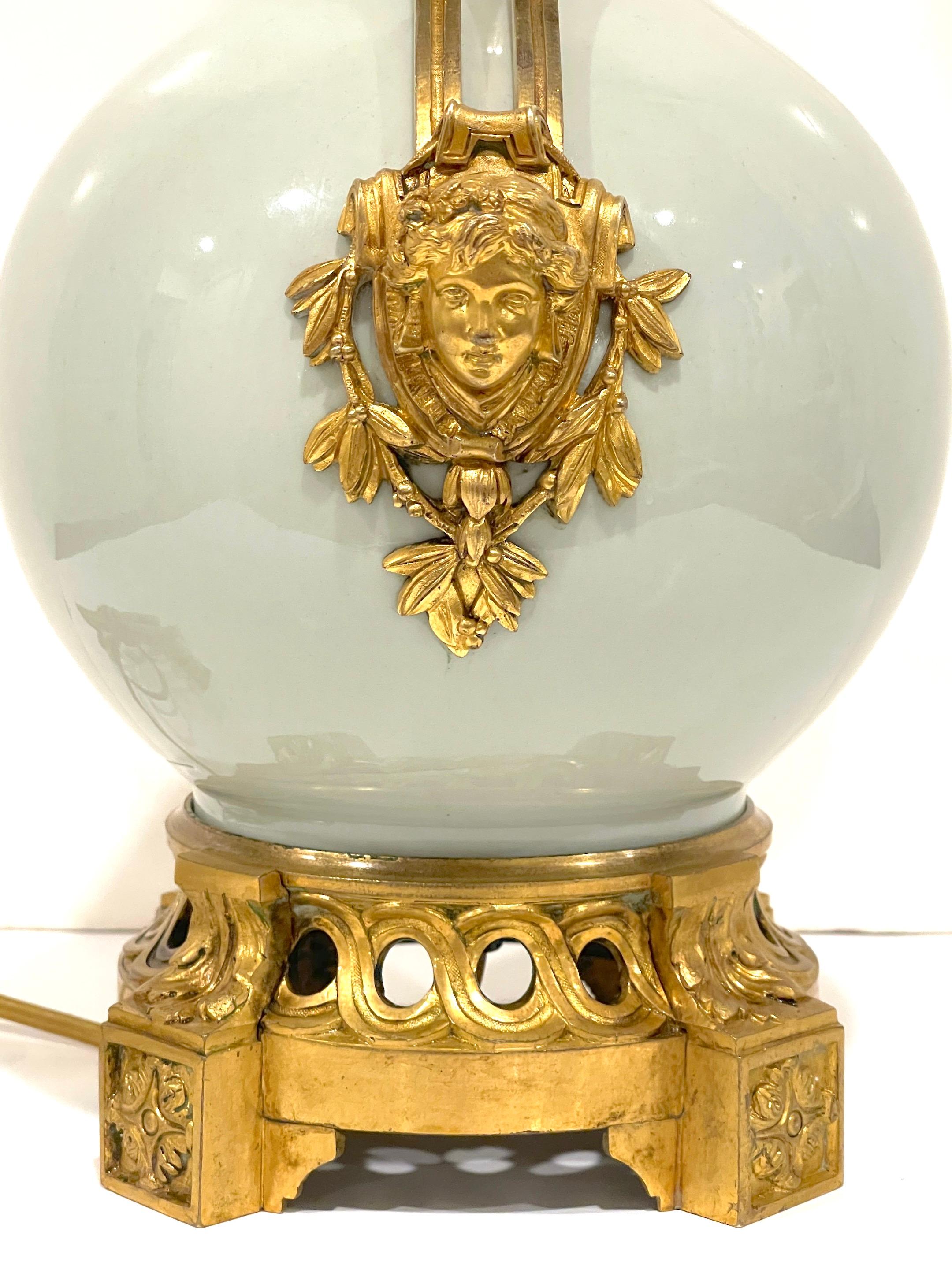 XIXe siècle Lampe en porcelaine céladon montée sur bronze doré, style Louis XV, 19e siècle en vente