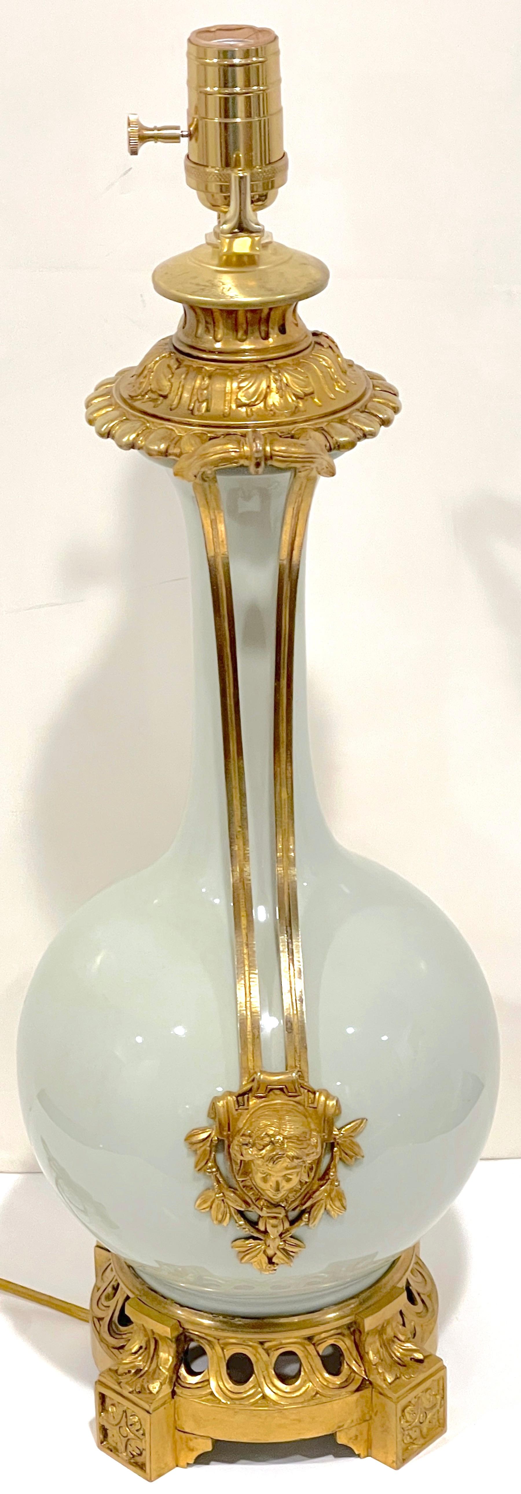 Lampe en porcelaine céladon montée sur bronze doré, style Louis XV, 19e siècle en vente 1