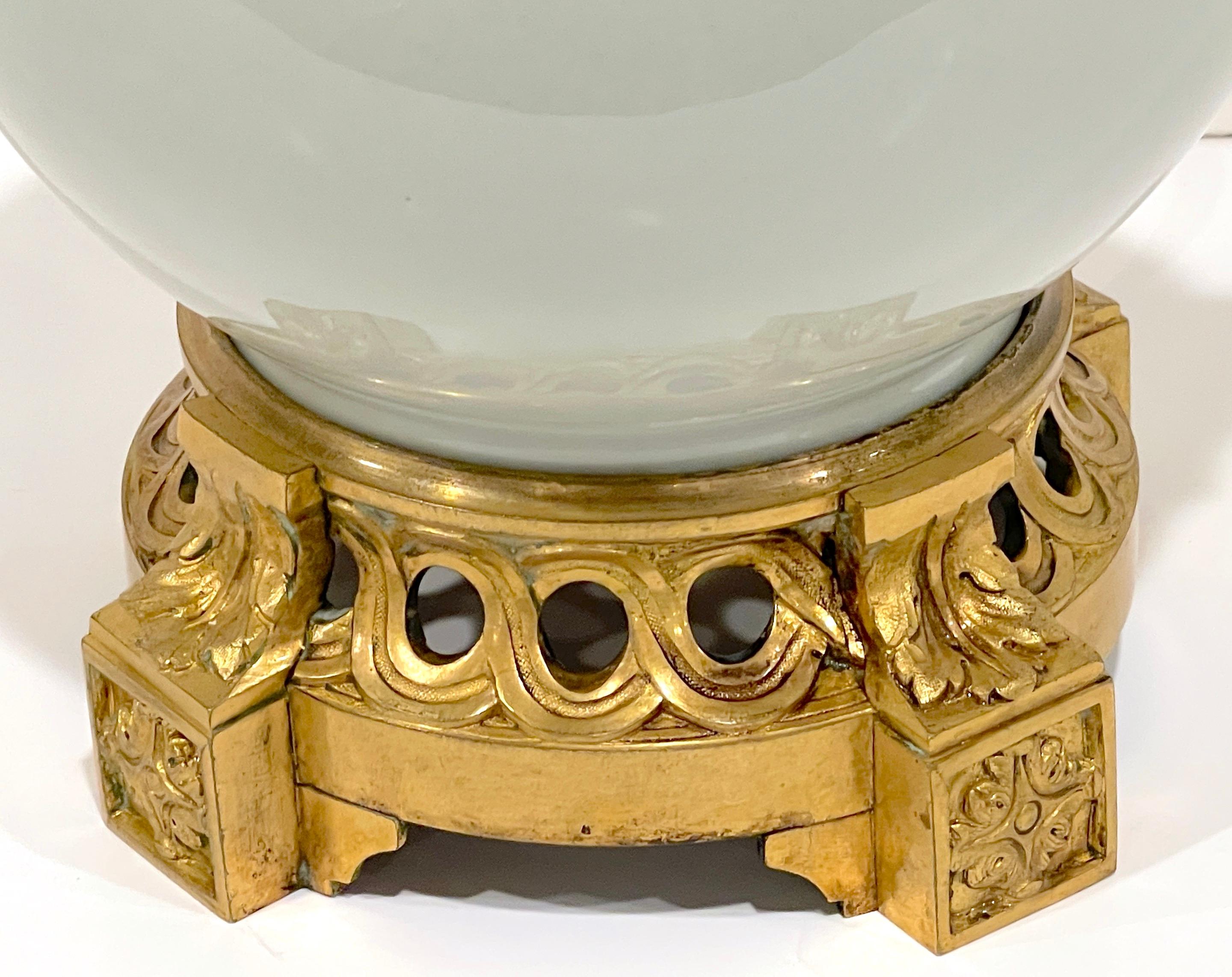 Lampe en porcelaine céladon montée sur bronze doré, style Louis XV, 19e siècle en vente 2