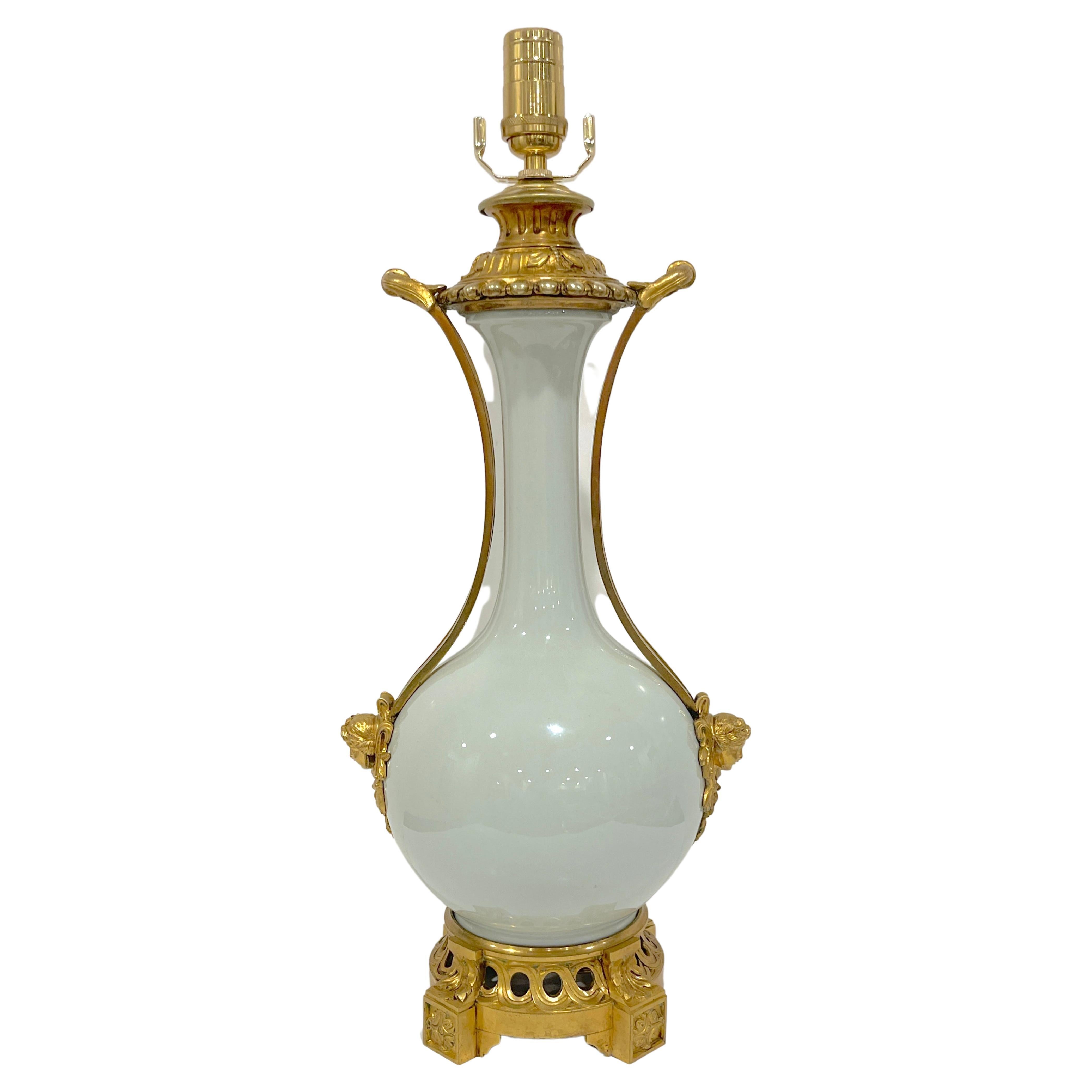 Lampe en porcelaine céladon montée sur bronze doré, style Louis XV, 19e siècle en vente