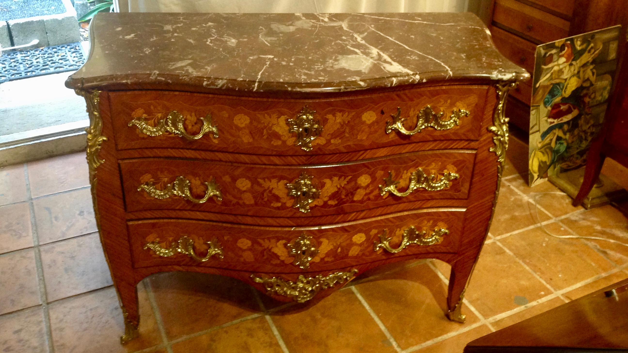 Superb quality antique Louis XV style ormolu-mounted commode. Original patina with very good quality ormolu. The drawers are all solid oak with dovetail joints.
Original marble in very good condition.