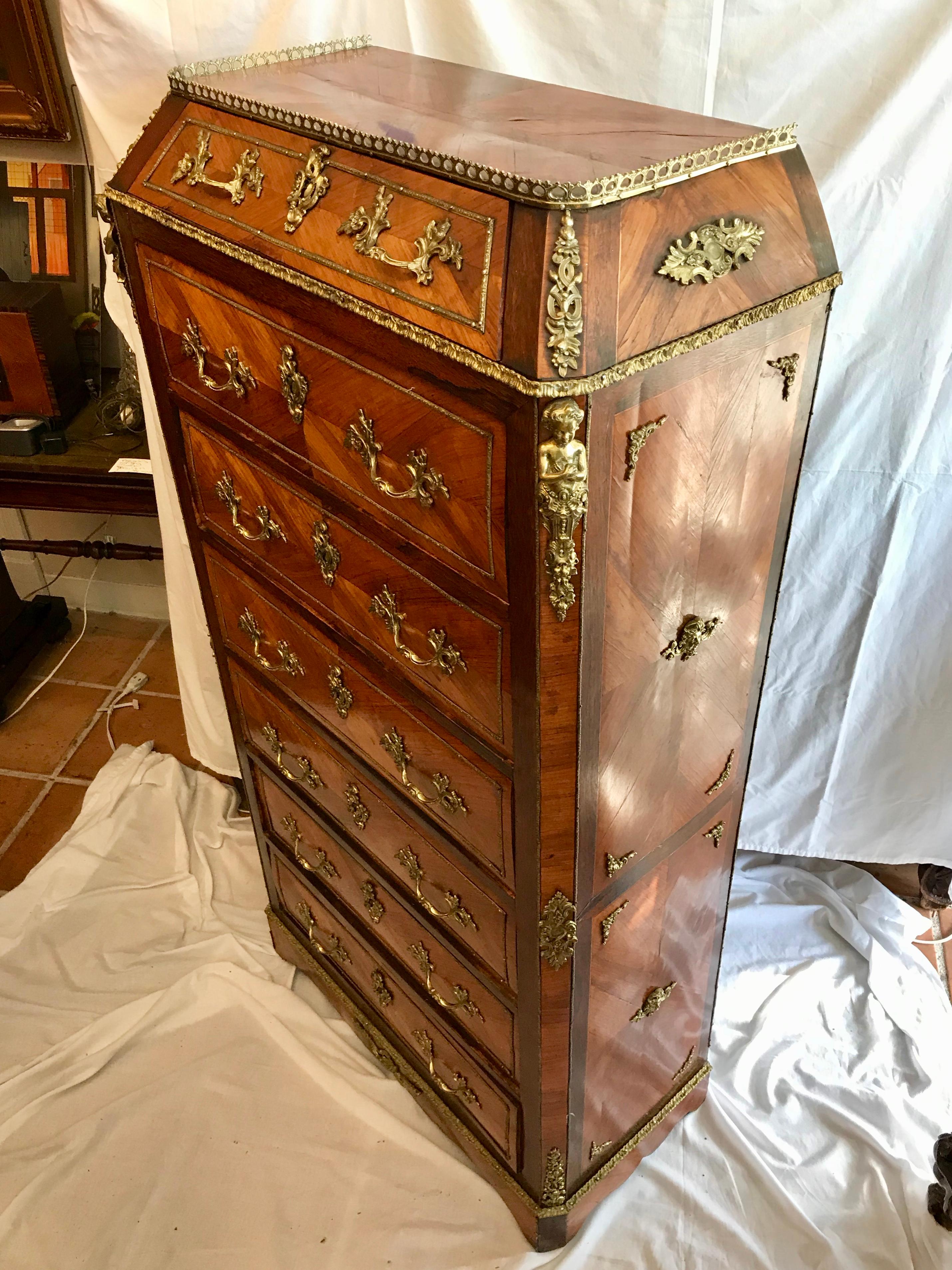 Superb quality antique Louis XV style ormolu- mounted kingwood chest of drawers, (Seminar), 19th century. pyramid form top with reticulated gallery, case fitted with 7 drawers. Original patina very good quality ormolu. The drawers are all solid oak