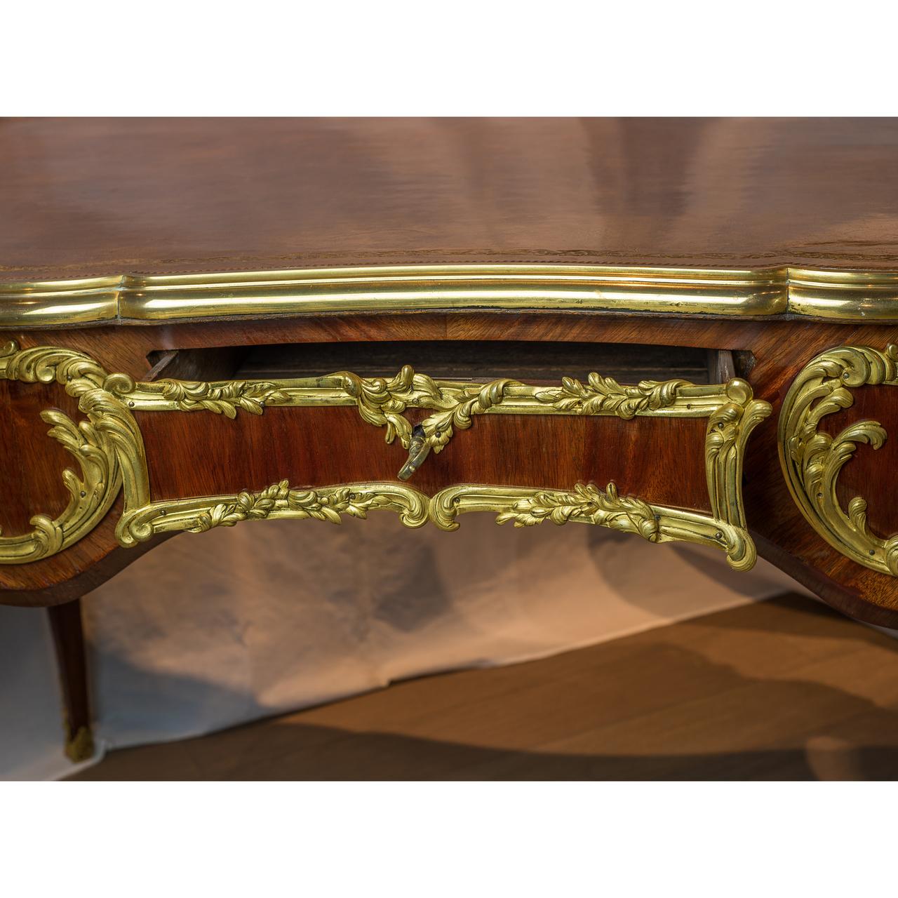 Bureau Plat de madera de tulipán y kingwood estilo Luis XV del siglo XIX montado en ormolu Dorado en venta