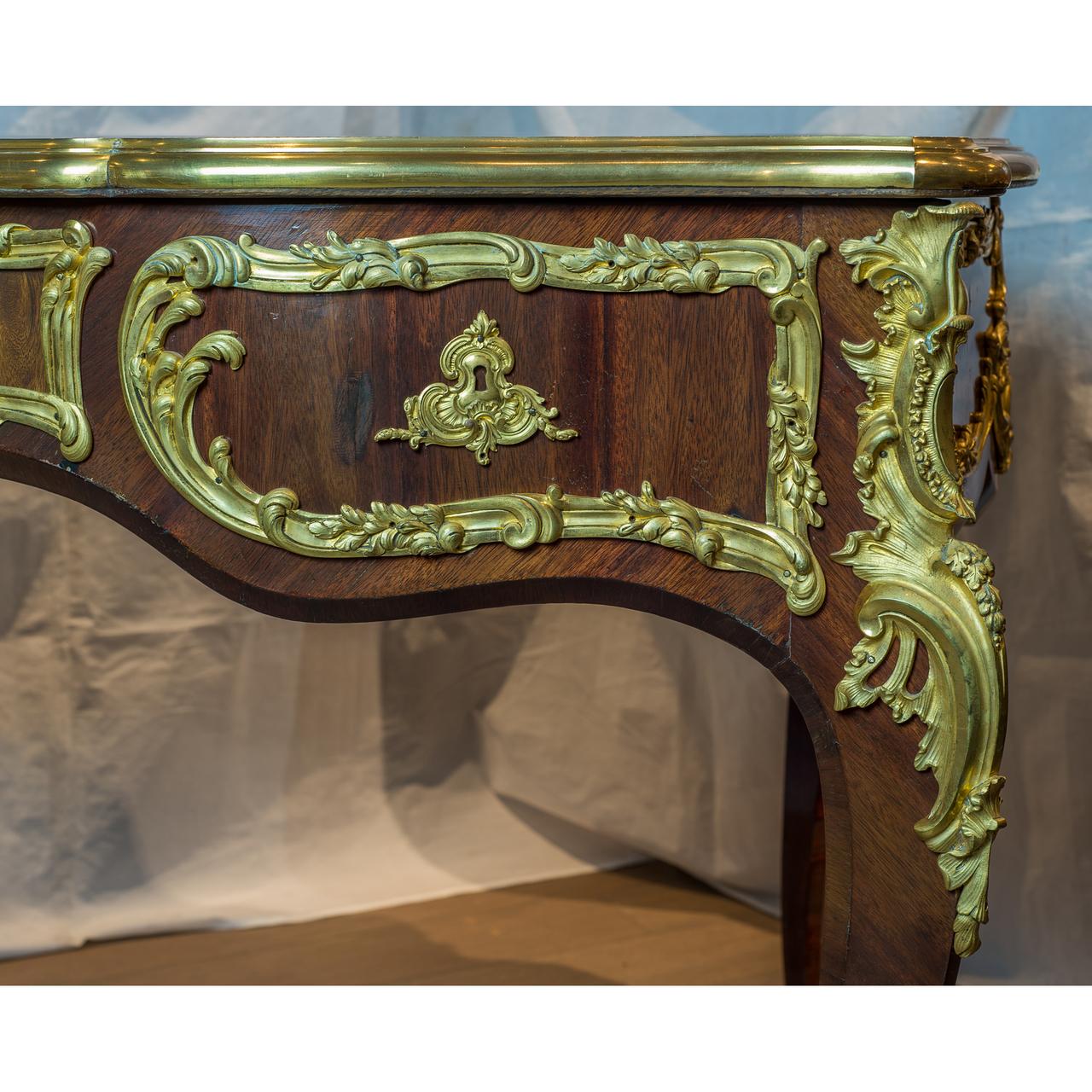 Assiette de bureau de style Louis XV du 19ème siècle en bois de tulipier et bois de violette montée en bronze doré en vente 1