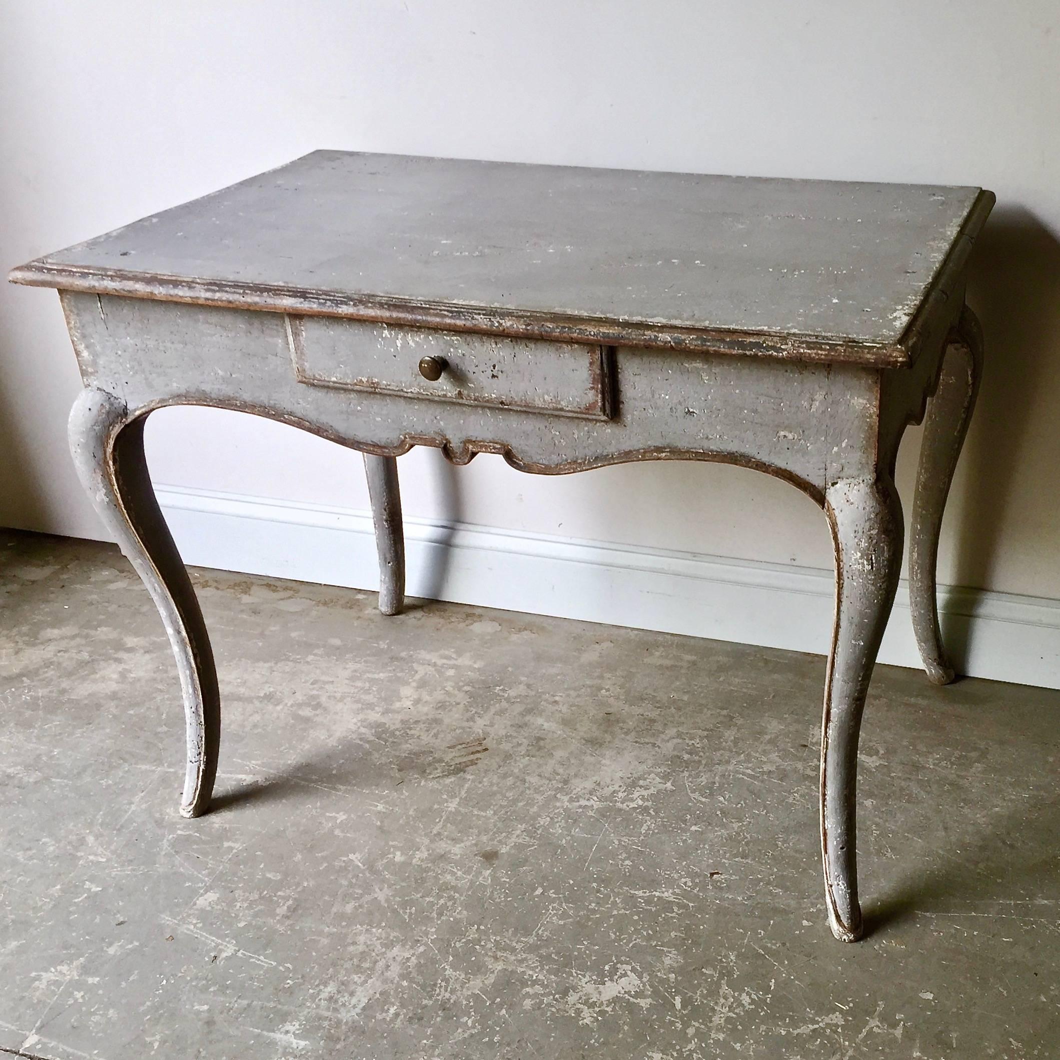 A charming 19th century French Louis XV style painted side table with beautifully carved apron and single drawer and elegant slender tapering cabriole legs, France, circa 1880.
Here are few examples … surprising pieces and objects, authentic,
