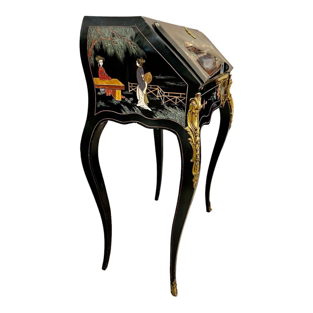 Bureau à rabat de style Louis XV du 19ème siècle en laque de Coromandel  en vente 2