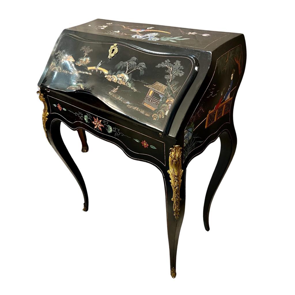 Doré Bureau à rabat de style Louis XV du 19ème siècle en laque de Coromandel  en vente