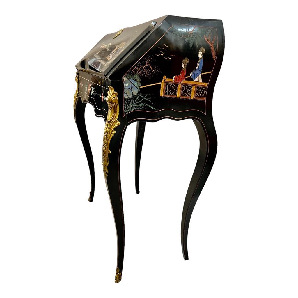 XIXe siècle Bureau à rabat de style Louis XV du 19ème siècle en laque de Coromandel  en vente