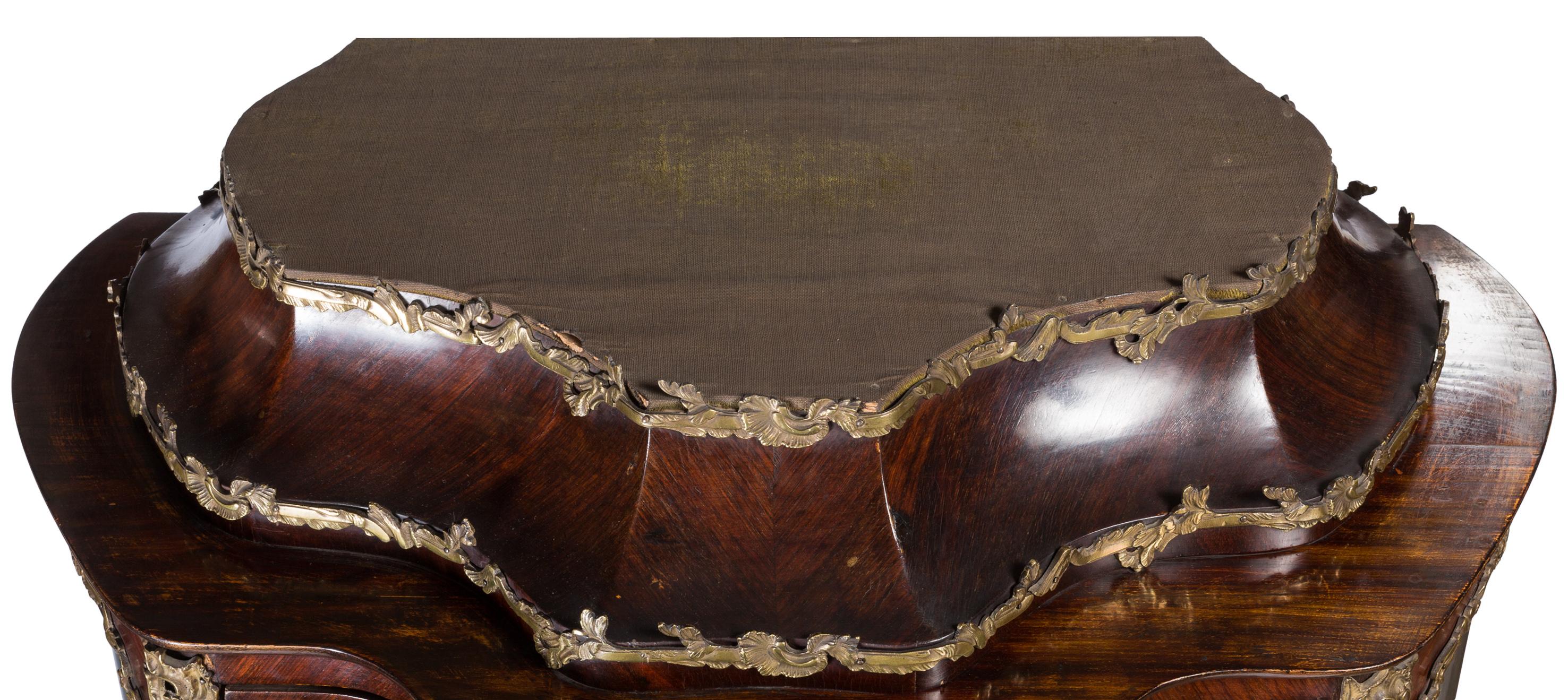 Vitrine bombée Vernis Martin de style Louis XV du 19ème siècle avec verre serpentin en vente 3