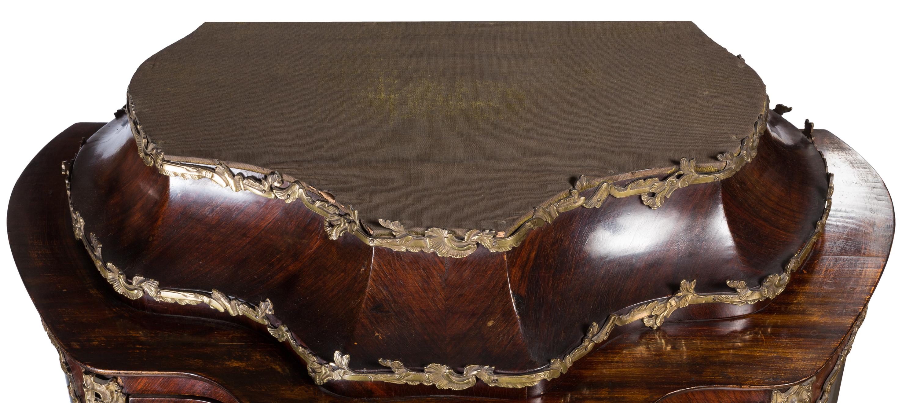 Vitrina a bombe in stile Louis Martin del XIX secolo con vetri a serpentina in vendita 6