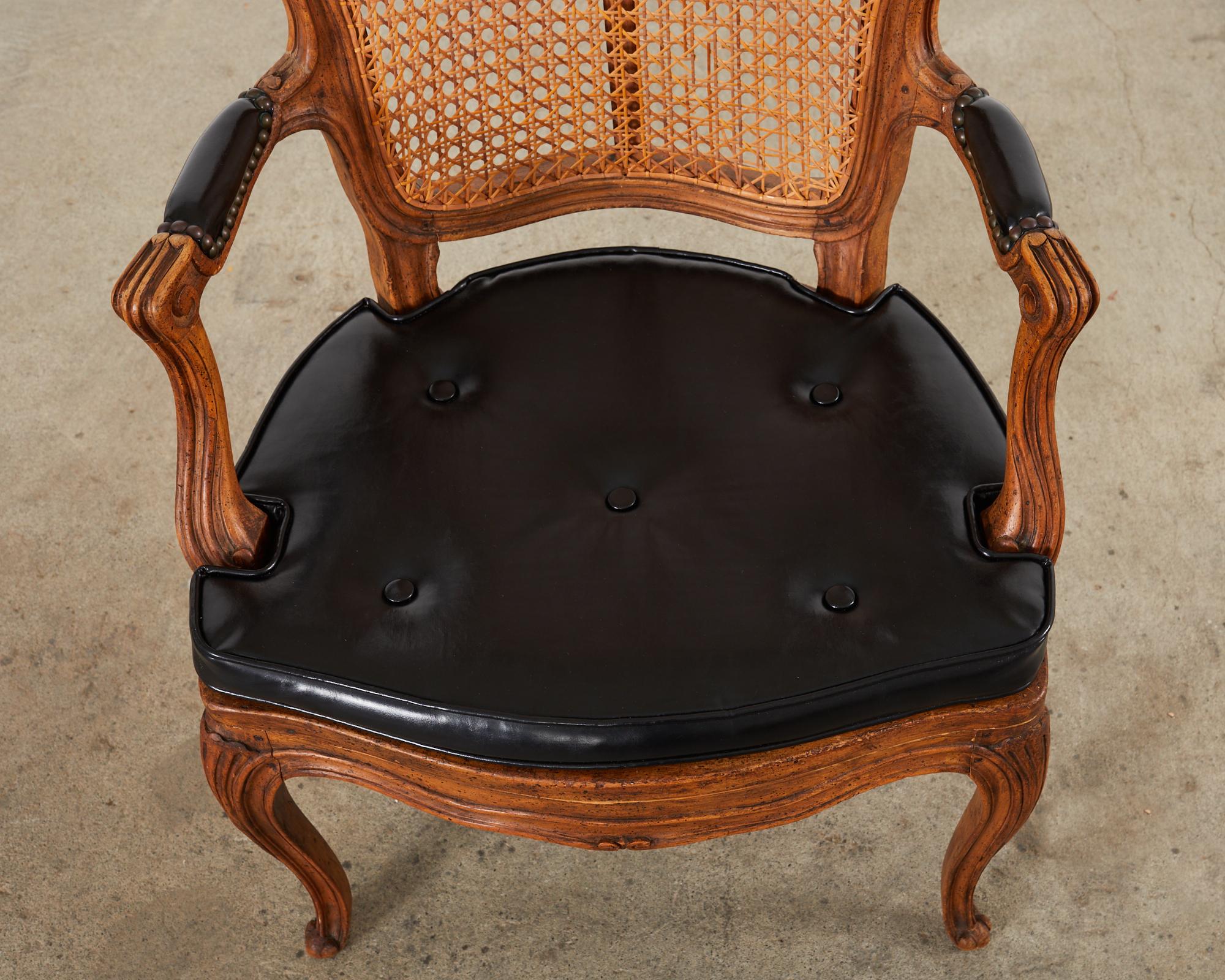 Fauteuil-Sessel aus Nussbaum und Schilfrohr im Louis XV.-Stil des 19. Jahrhunderts im Angebot 3