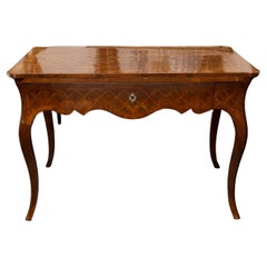 Mesa de escritorio de parquetería de nogal estilo Luis XV del siglo XIX con corredera de cepillo