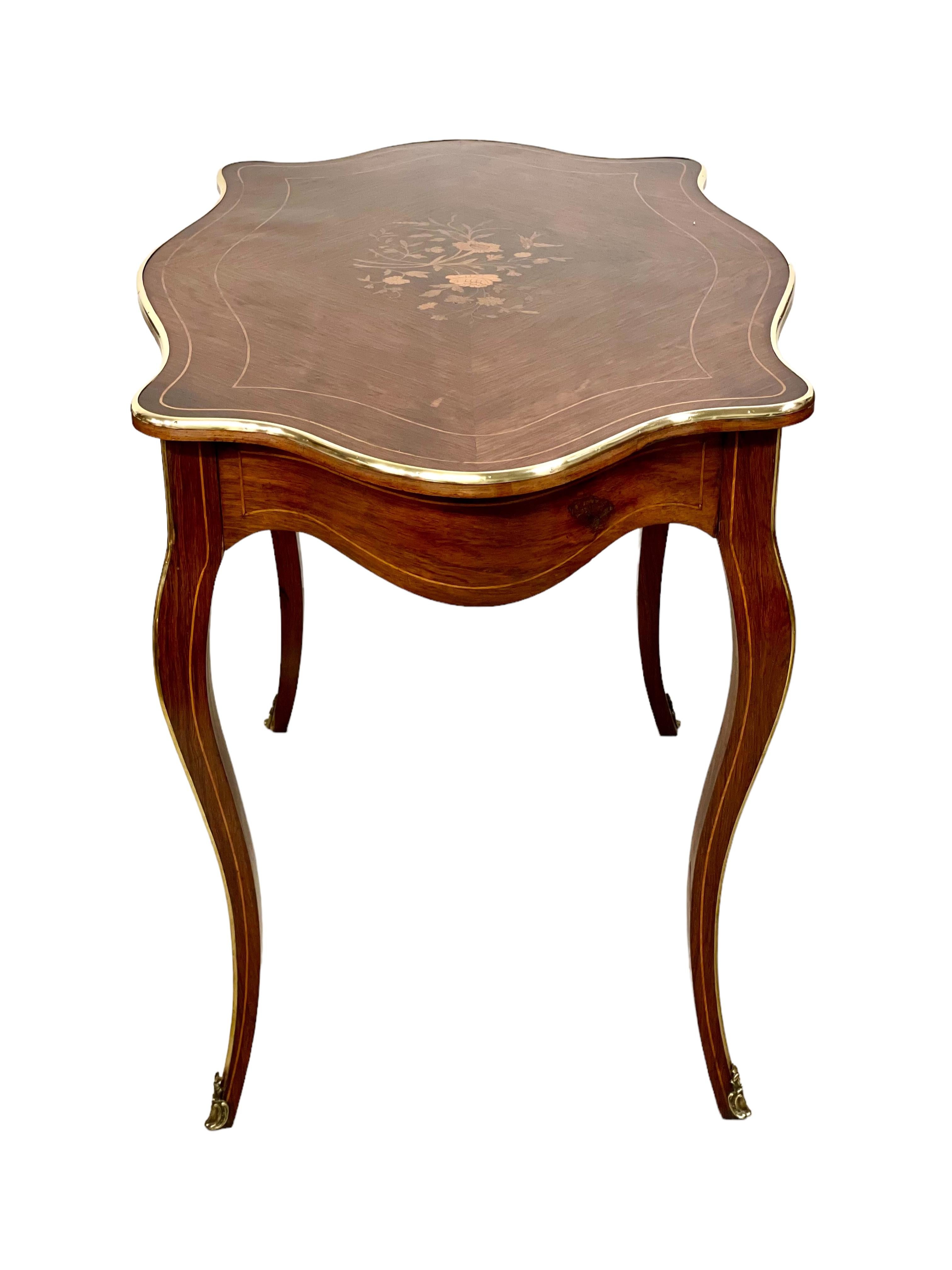 Bureau ou table centrale de style Louis XV du 19ème siècle en vente 5