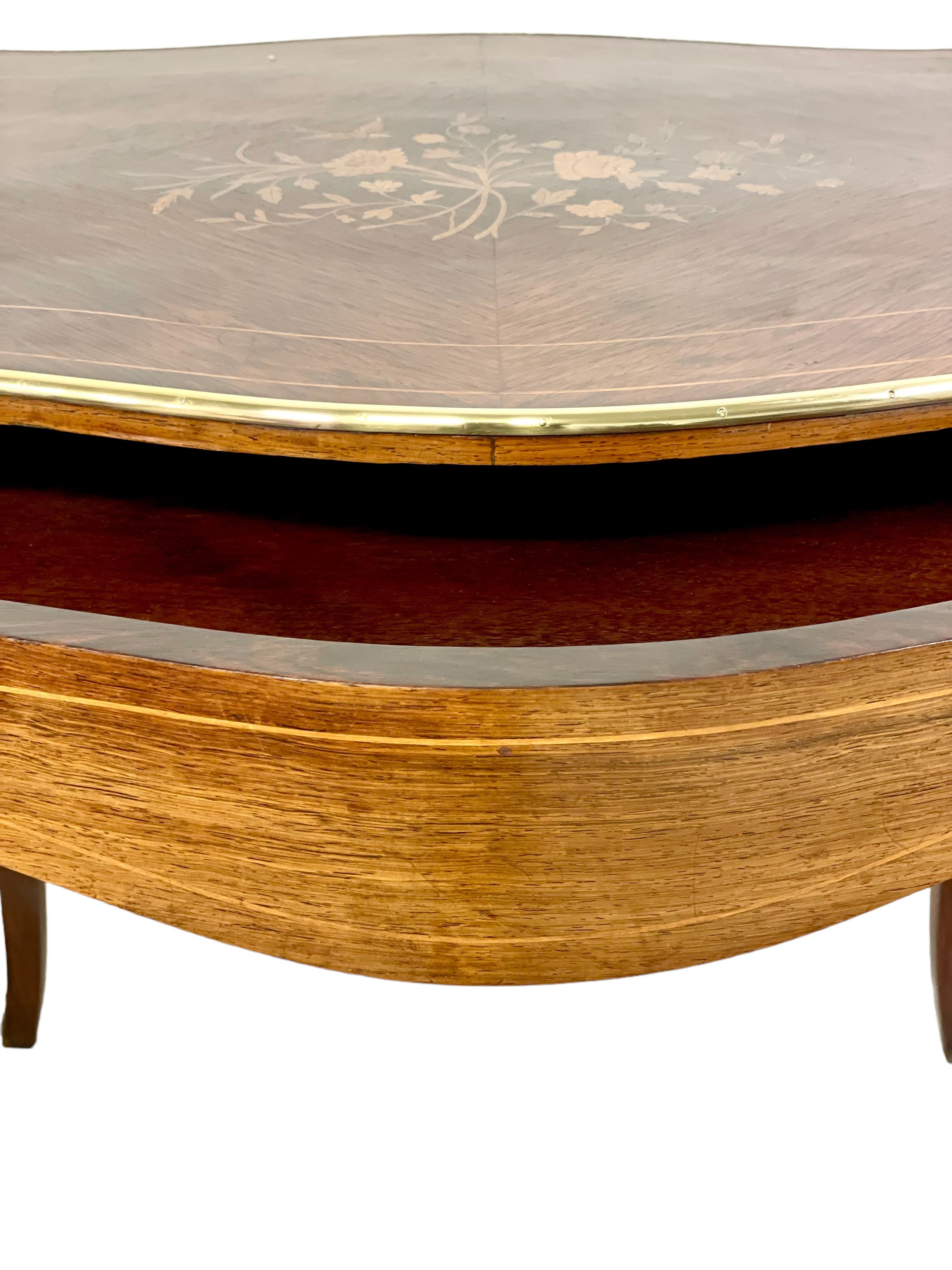 Bureau ou table centrale de style Louis XV du 19ème siècle Bon état - En vente à LA CIOTAT, FR