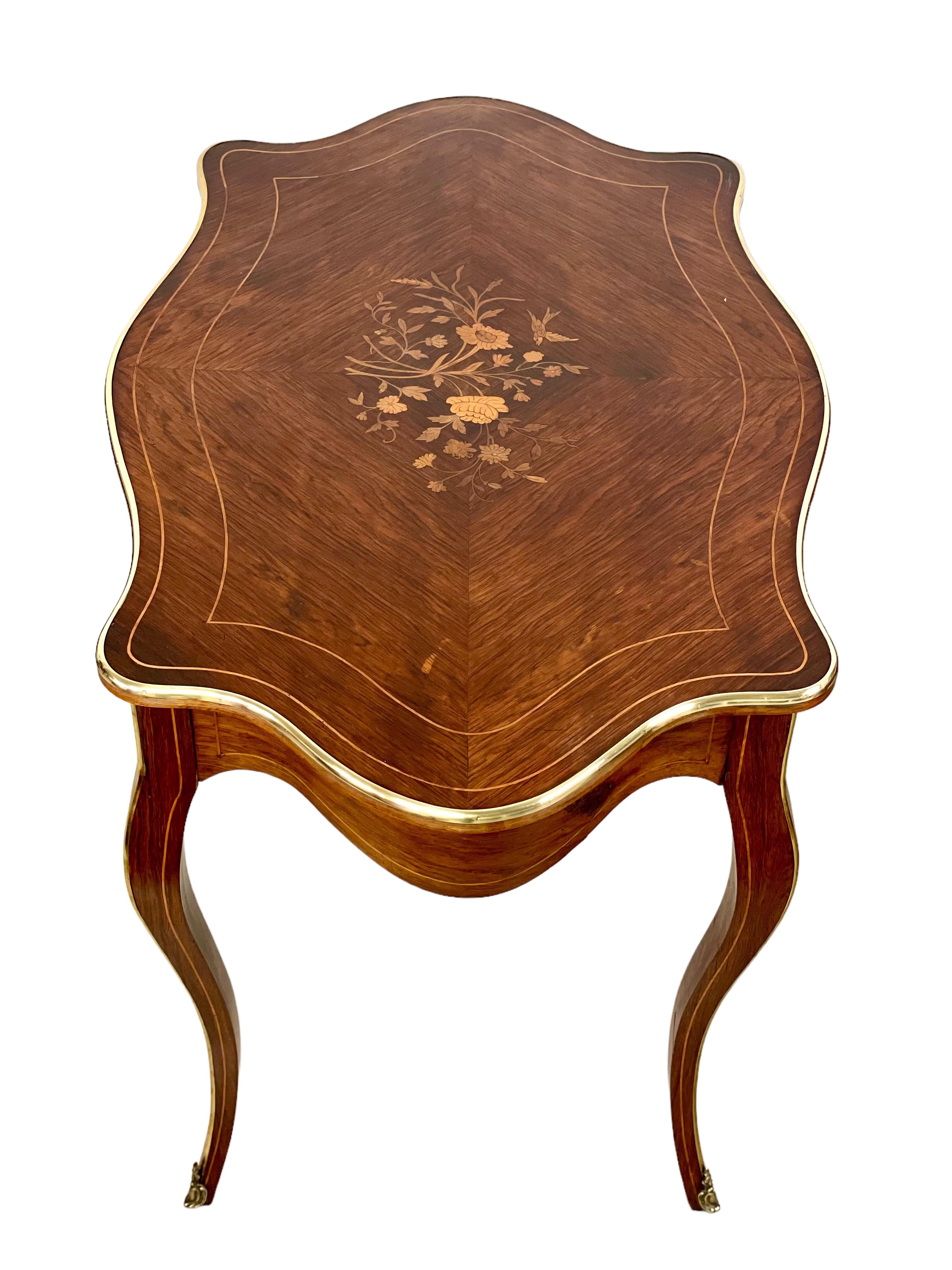 Bureau ou table centrale de style Louis XV du 19ème siècle en vente 2