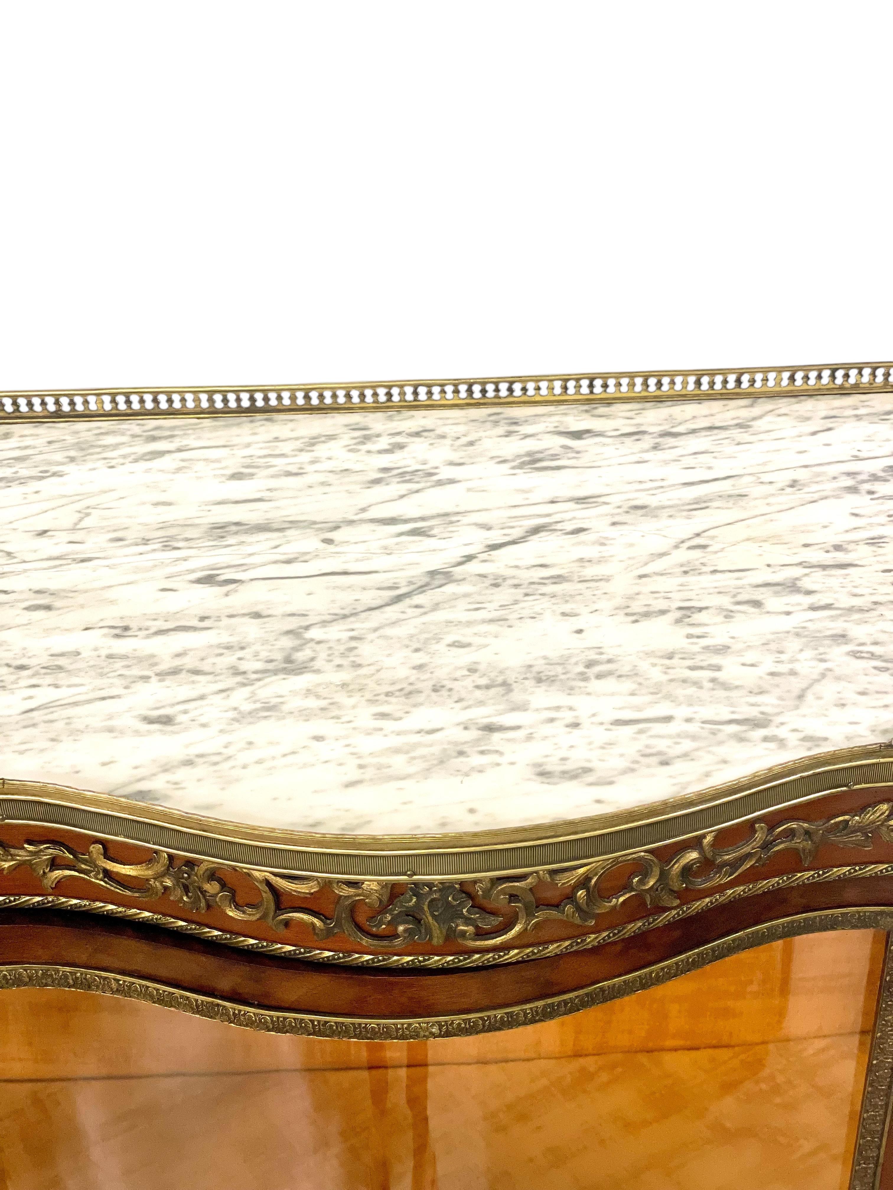 Vitrina Luis XV del siglo XIX con tapa de mármol y monturas de ormolu en venta 4