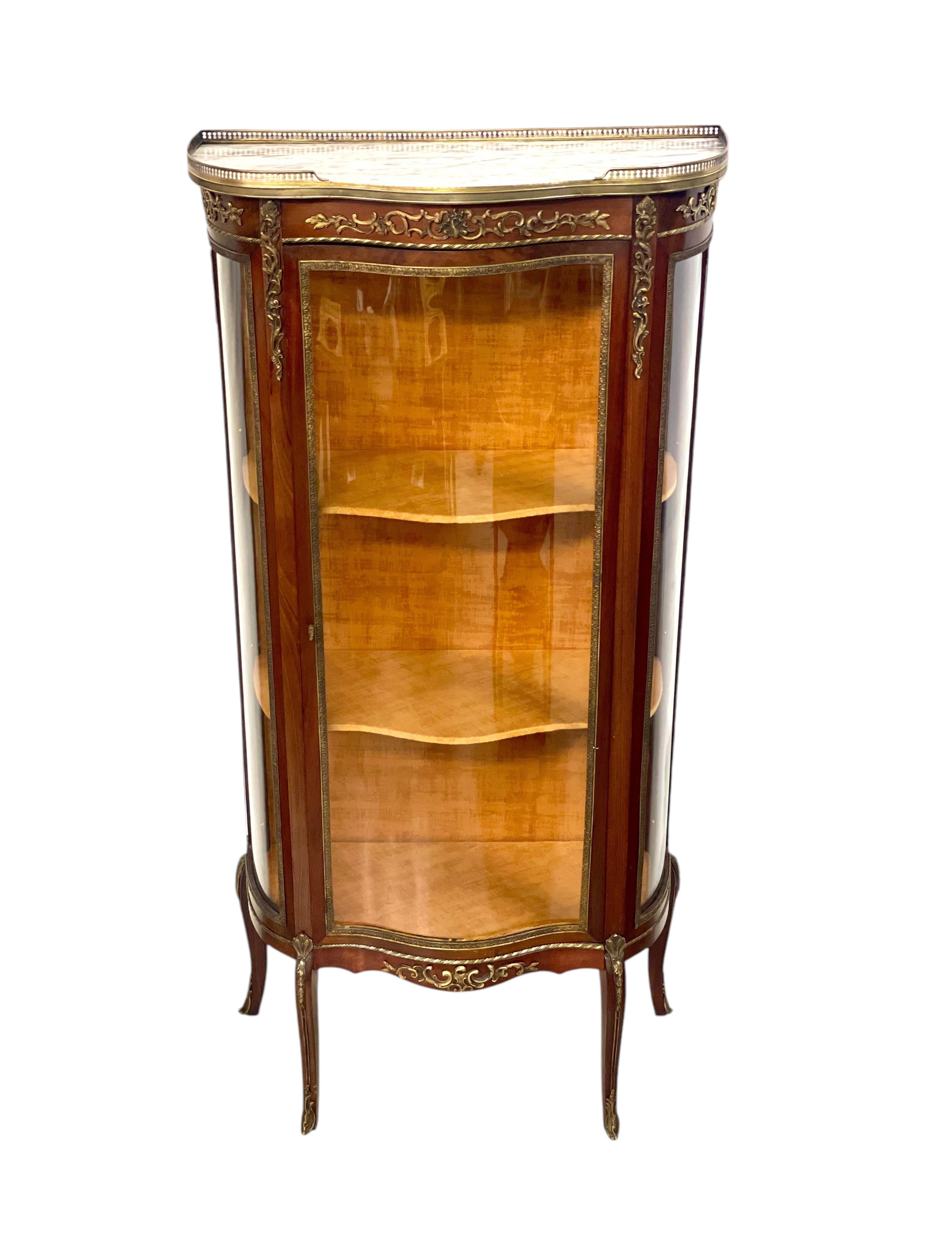 Vitrina Luis XV del siglo XIX con tapa de mármol y monturas de ormolu en venta 5