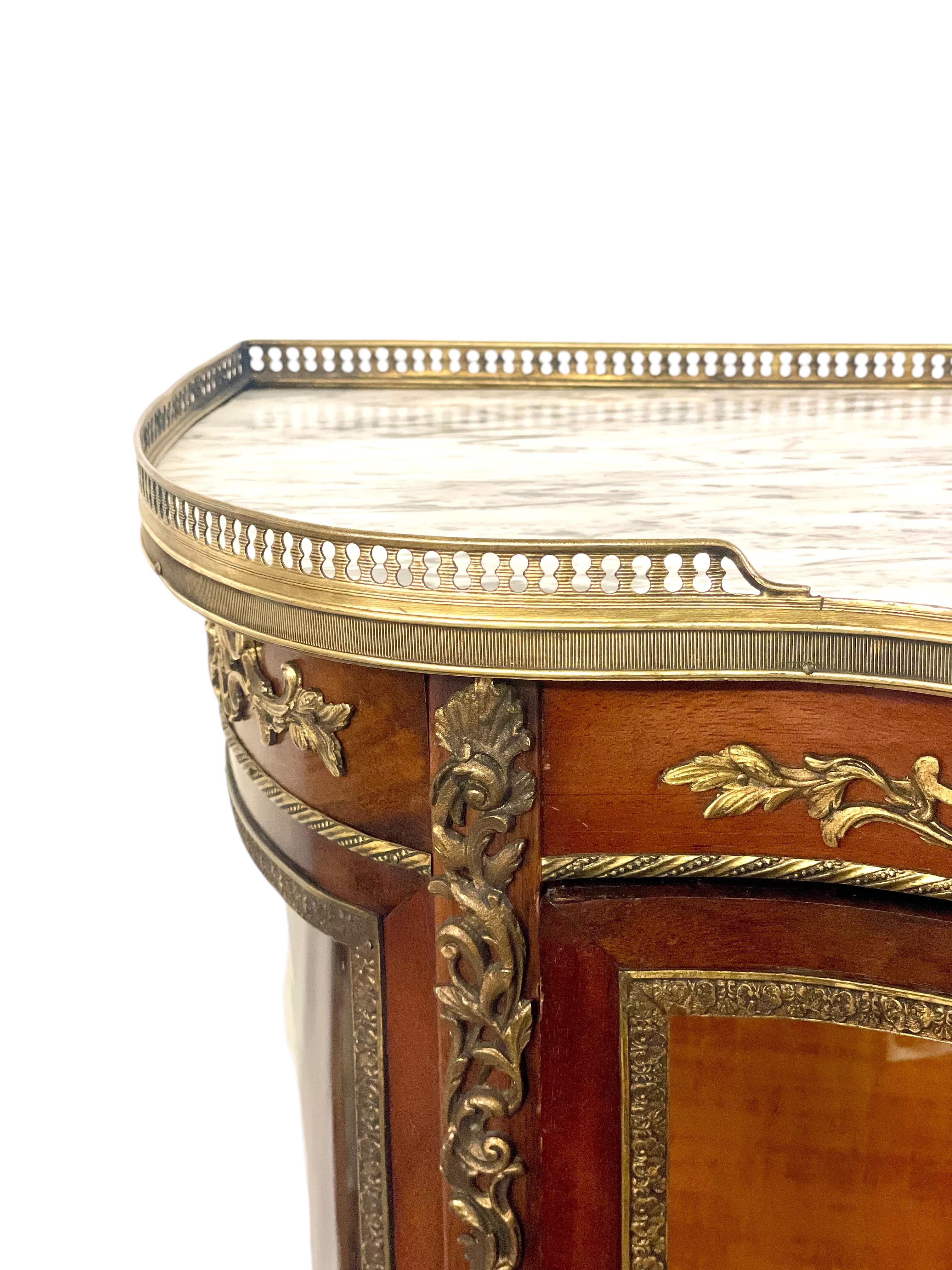 Vitrina Luis XV del siglo XIX con tapa de mármol y monturas de ormolu en venta 6