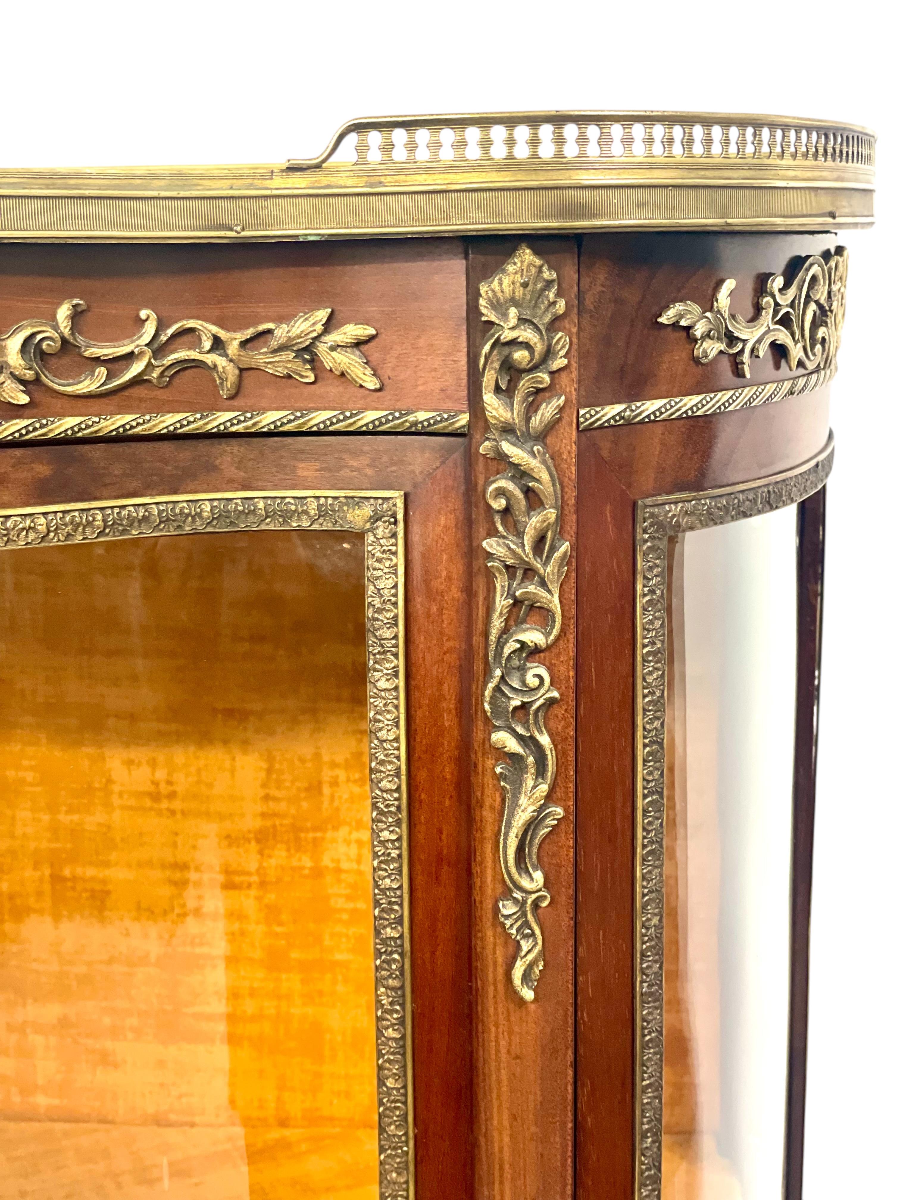 Vitrina Luis XV del siglo XIX con tapa de mármol y monturas de ormolu en venta 8