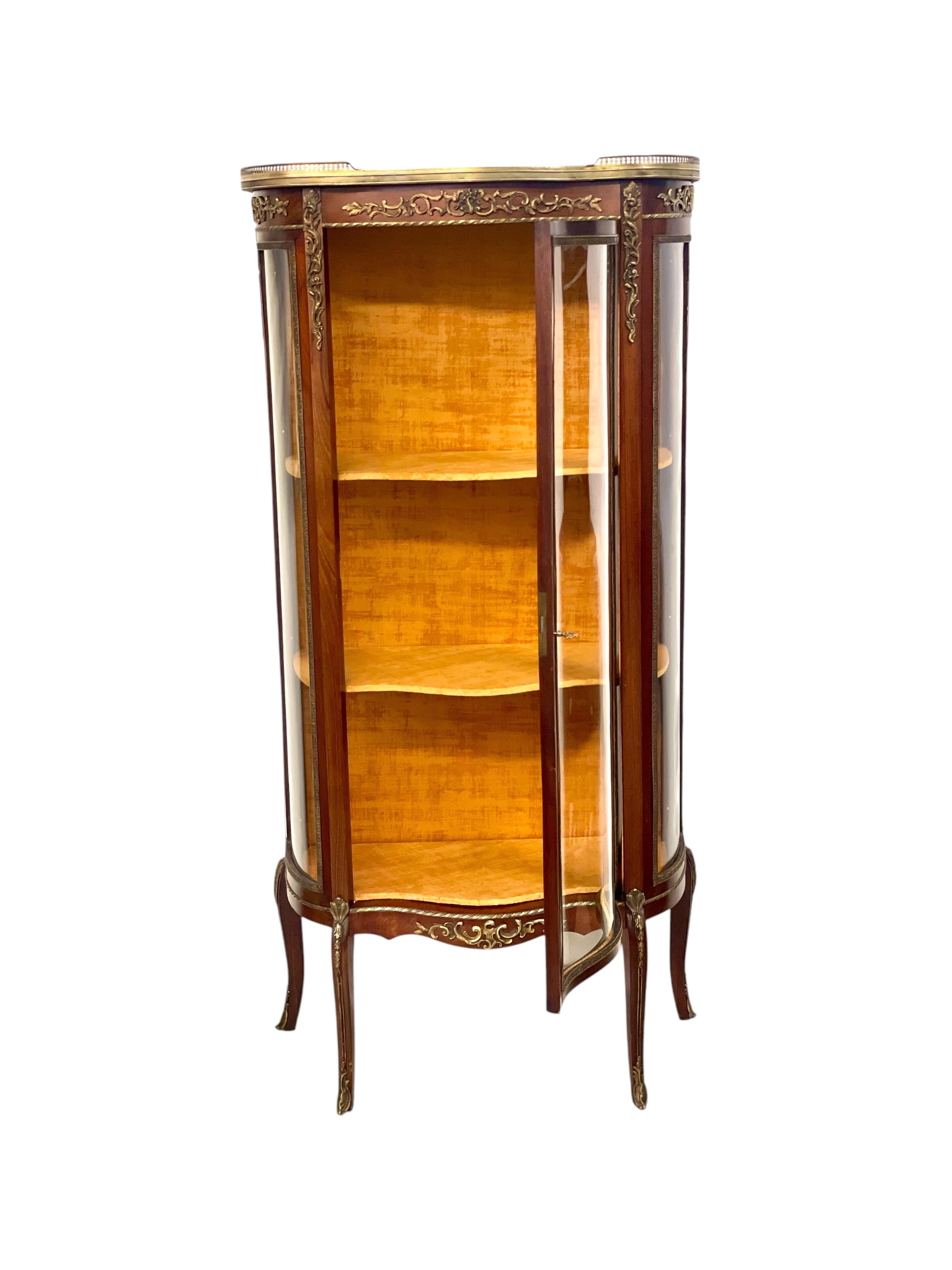 Vitrina Luis XV del siglo XIX con tapa de mármol y monturas de ormolu en venta 9