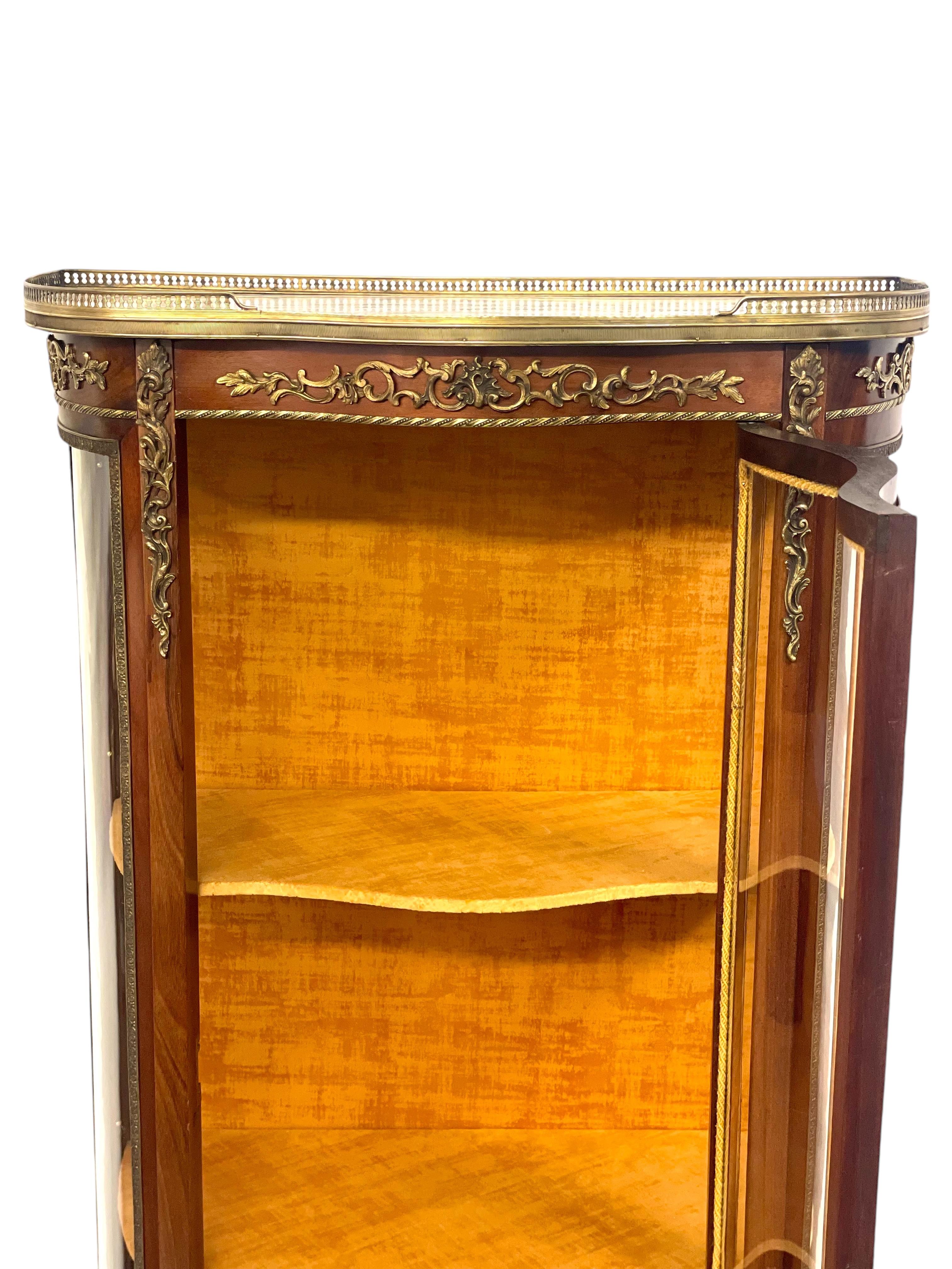 Vitrina Luis XV del siglo XIX con tapa de mármol y monturas de ormolu en venta 10