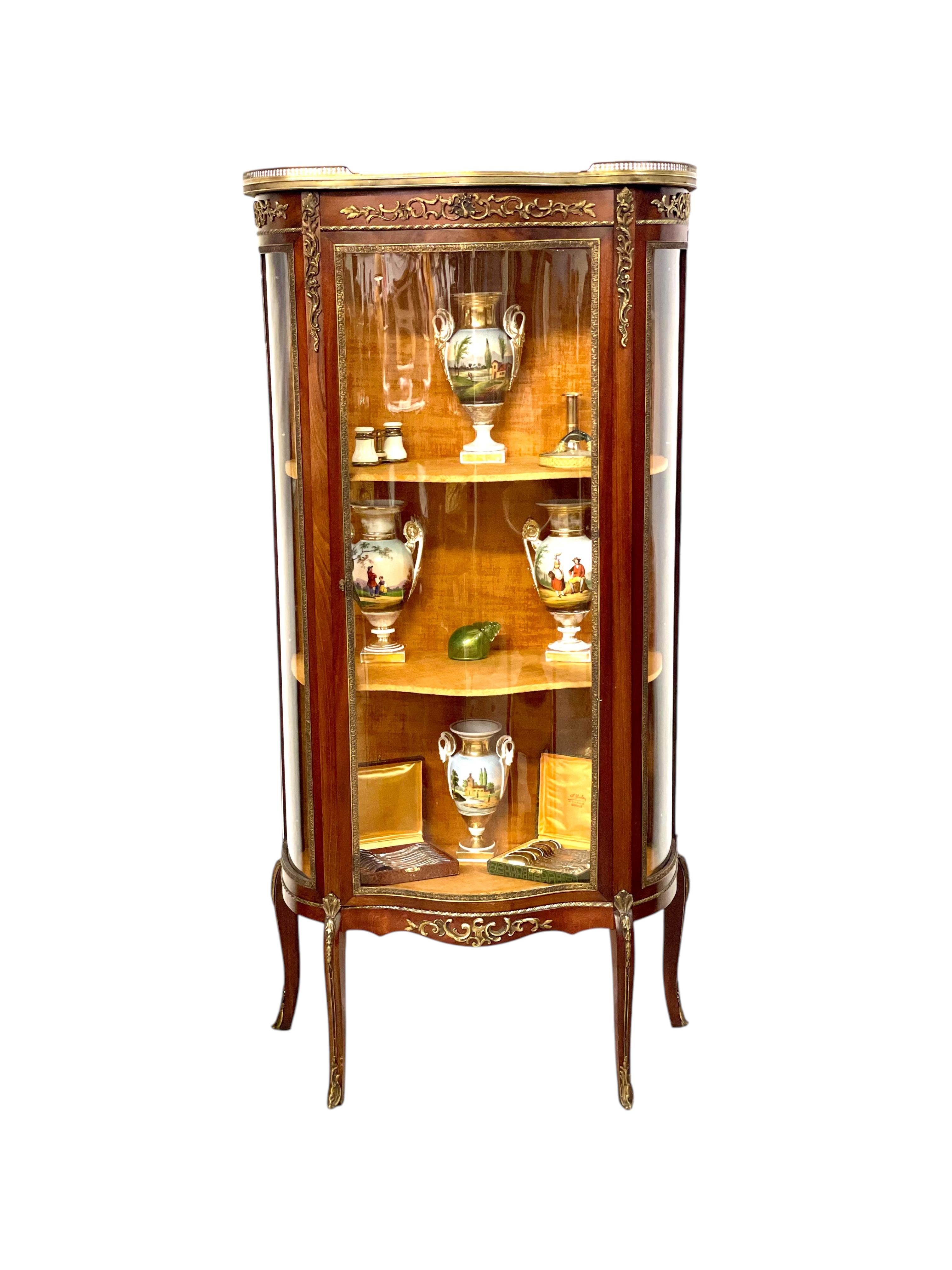 Vitrina Luis XV del siglo XIX con tapa de mármol y monturas de ormolu en venta 11