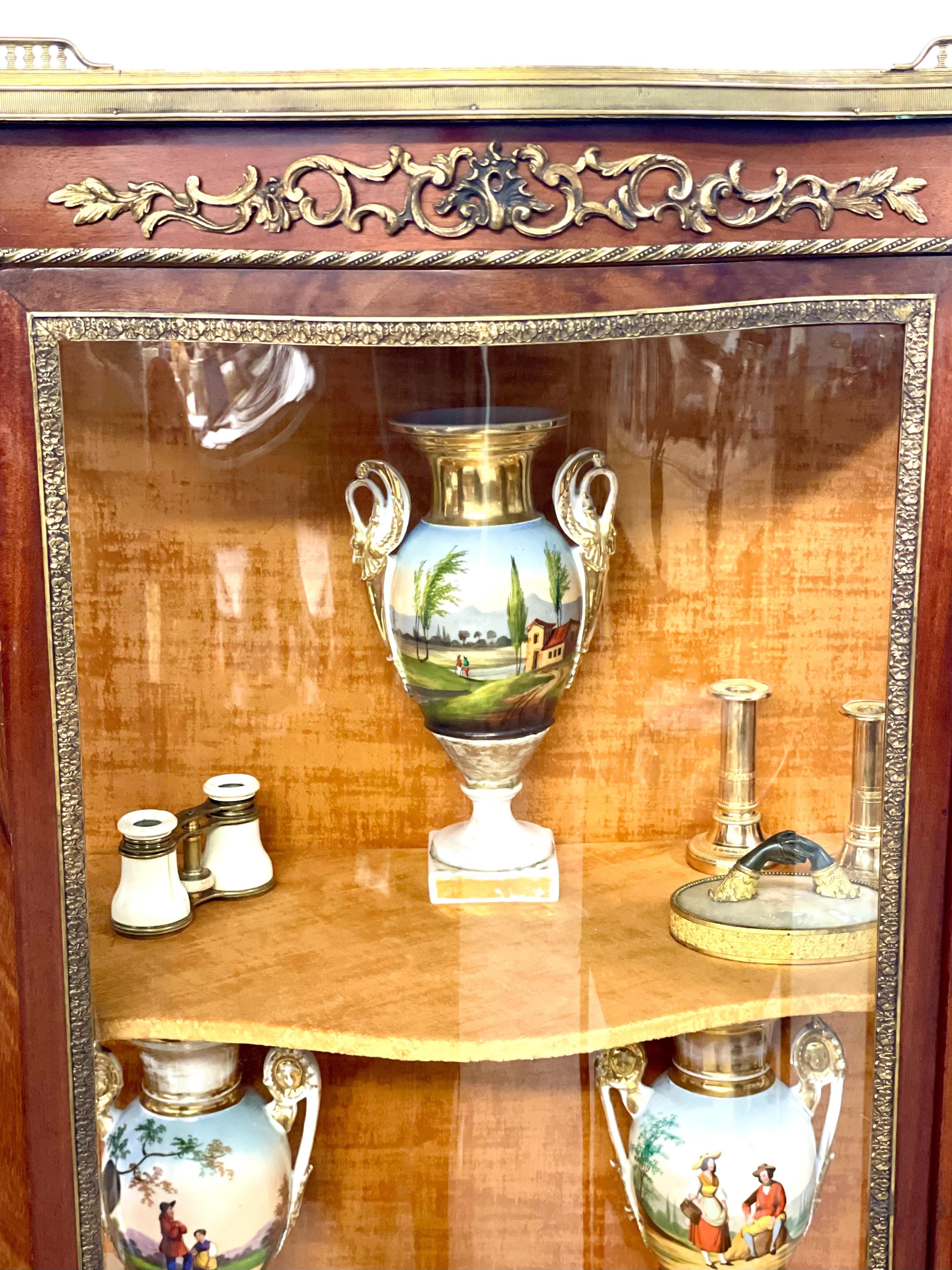 Vitrina Luis XV del siglo XIX con tapa de mármol y monturas de ormolu en venta 12