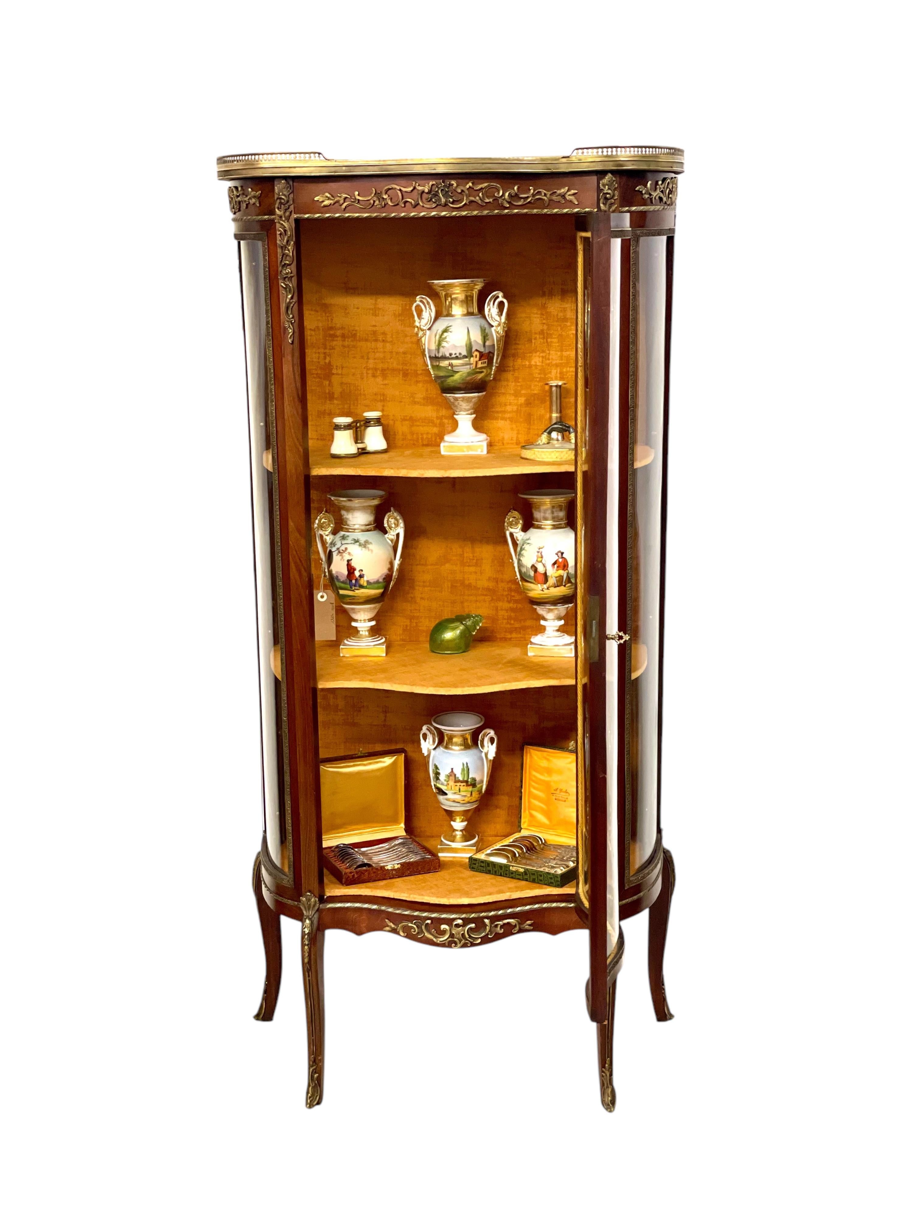 Vitrina Luis XV del siglo XIX con tapa de mármol y monturas de ormolu en venta 13