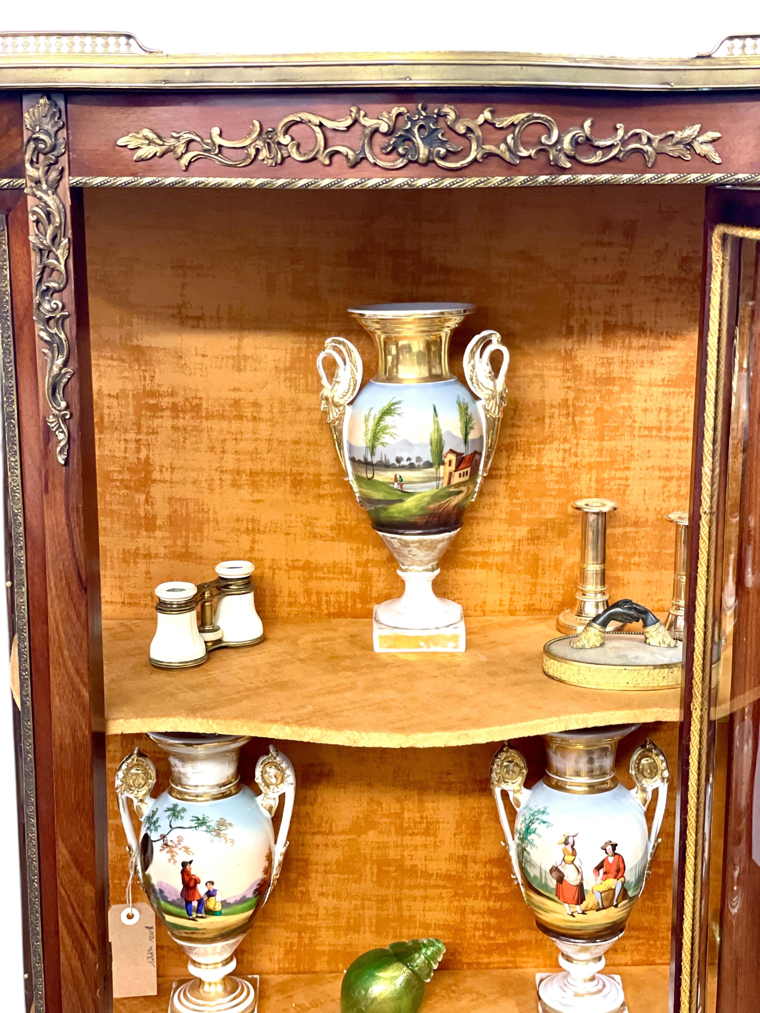 Vitrina Luis XV del siglo XIX con tapa de mármol y monturas de ormolu en venta 14