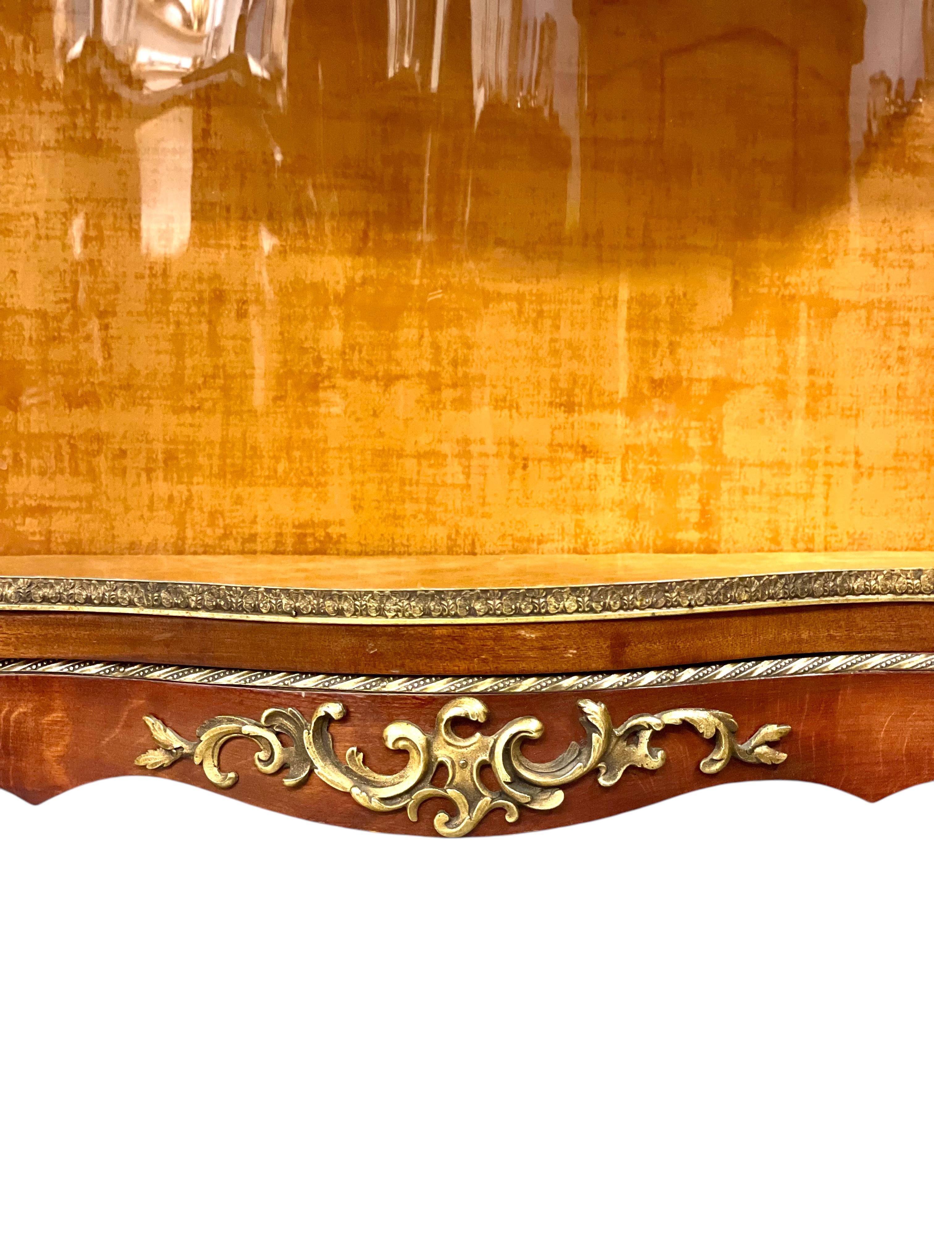 Vitrina Luis XV del siglo XIX con tapa de mármol y monturas de ormolu Francés en venta