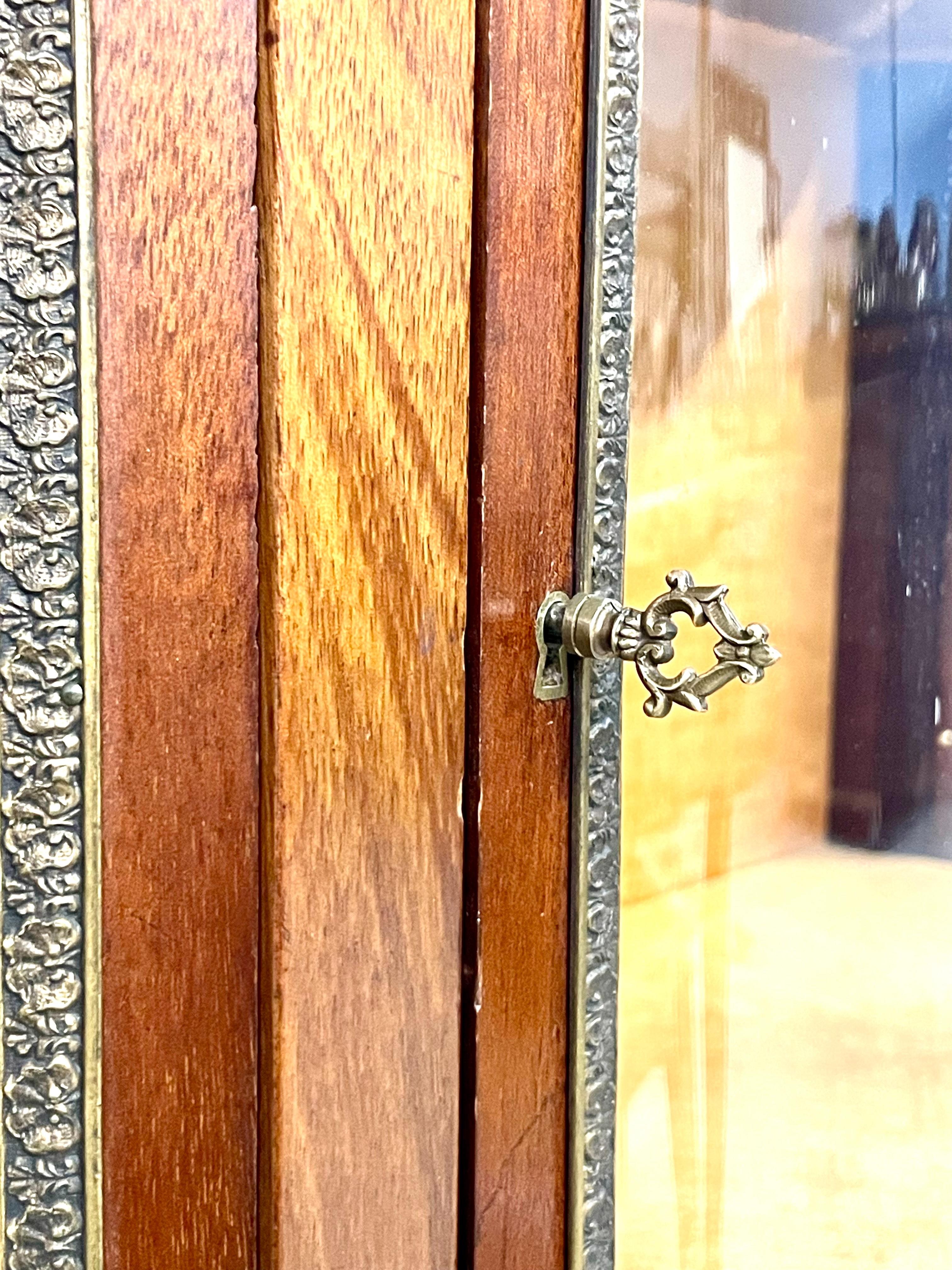 Vitrina Luis XV del siglo XIX con tapa de mármol y monturas de ormolu Dorado en venta